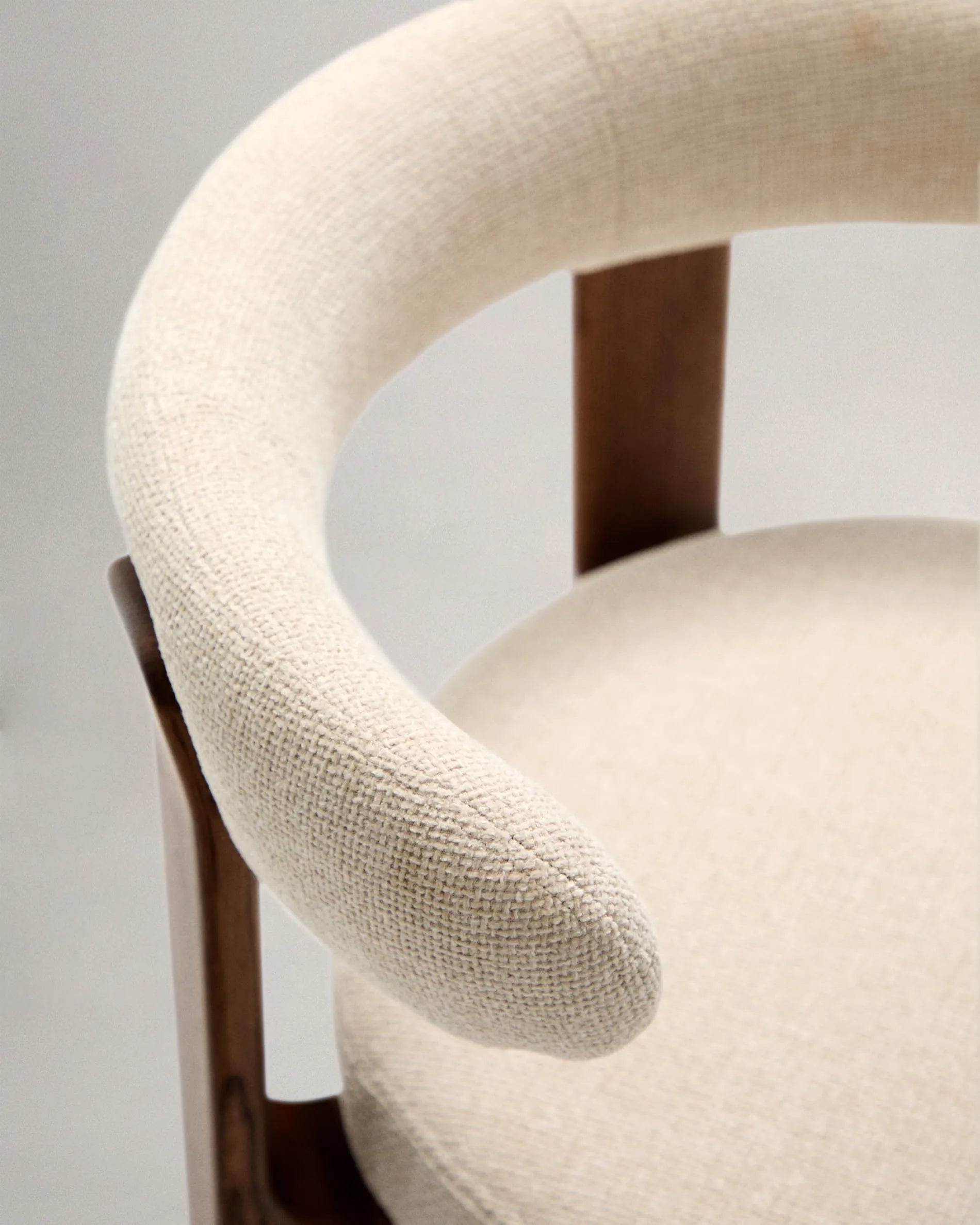 Moderner Stuhl aus beiger Chenille und FSC-zertifiziertem Eschenholz mit Walnuss-Finish, ideal für stilvolle Wohnräume.