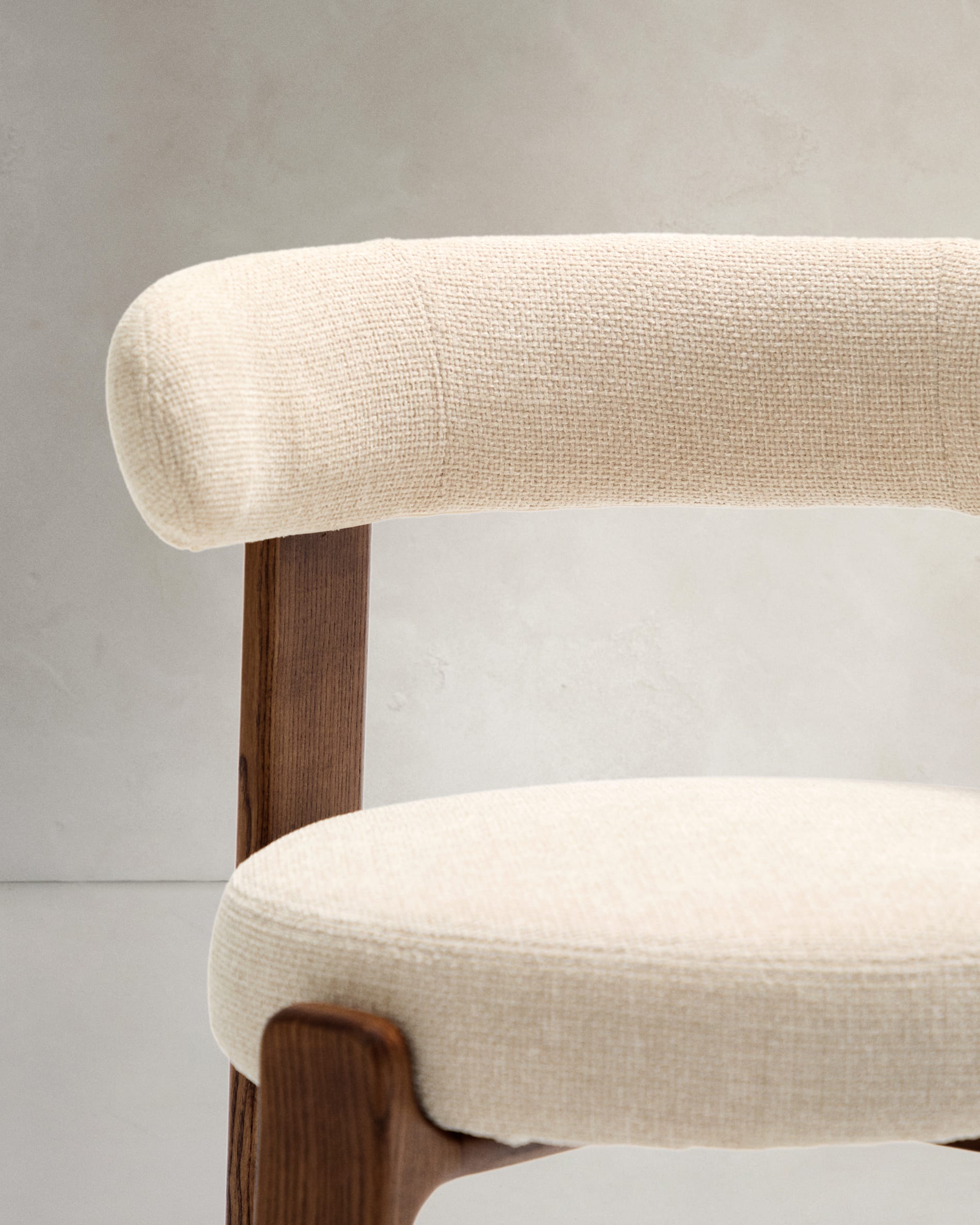 Eleganter Stuhl aus beiger Chenille und FSC-zertifiziertem Eschenholz mit Walnuss-Finish, perfekt für moderne Wohnräume.