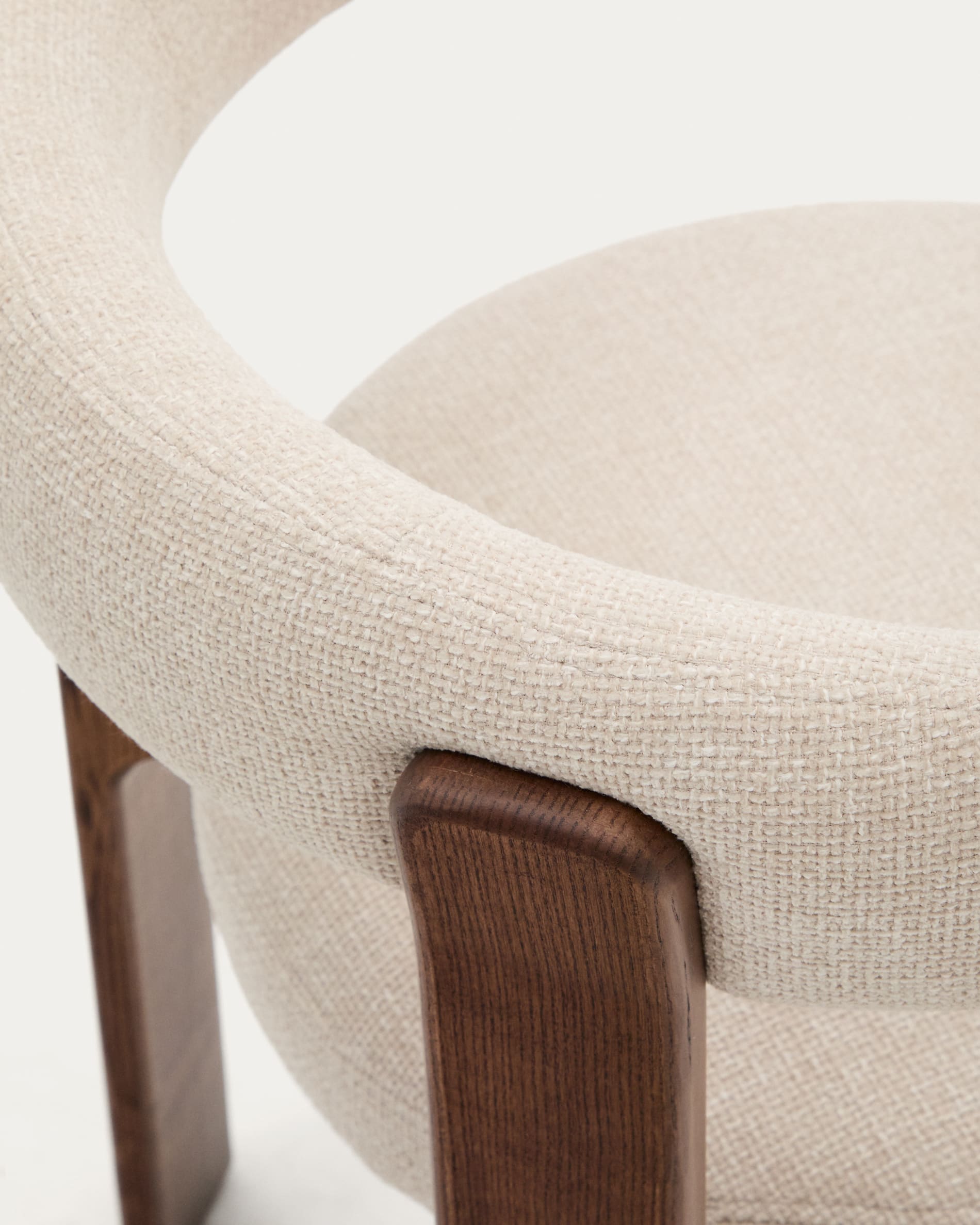 Moderner Stuhl aus beiger Chenille und FSC-zertifiziertem Eschenholz mit Walnuss-Finish, ideal für stilvolle Wohnräume.