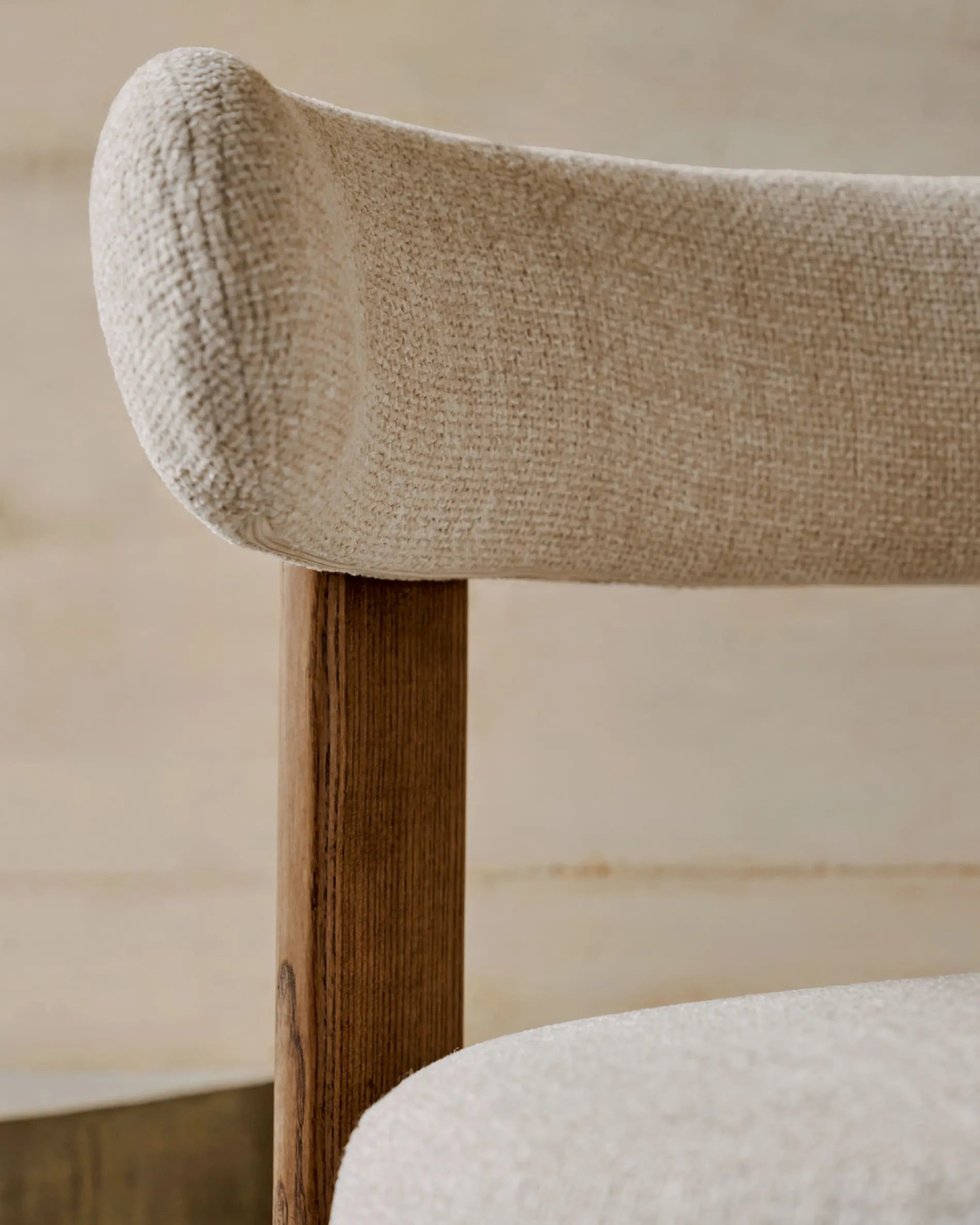 Eleganter Stuhl aus beiger Chenille und FSC-zertifiziertem Eschenholz mit Walnuss-Finish, perfekt für moderne Wohnräume.