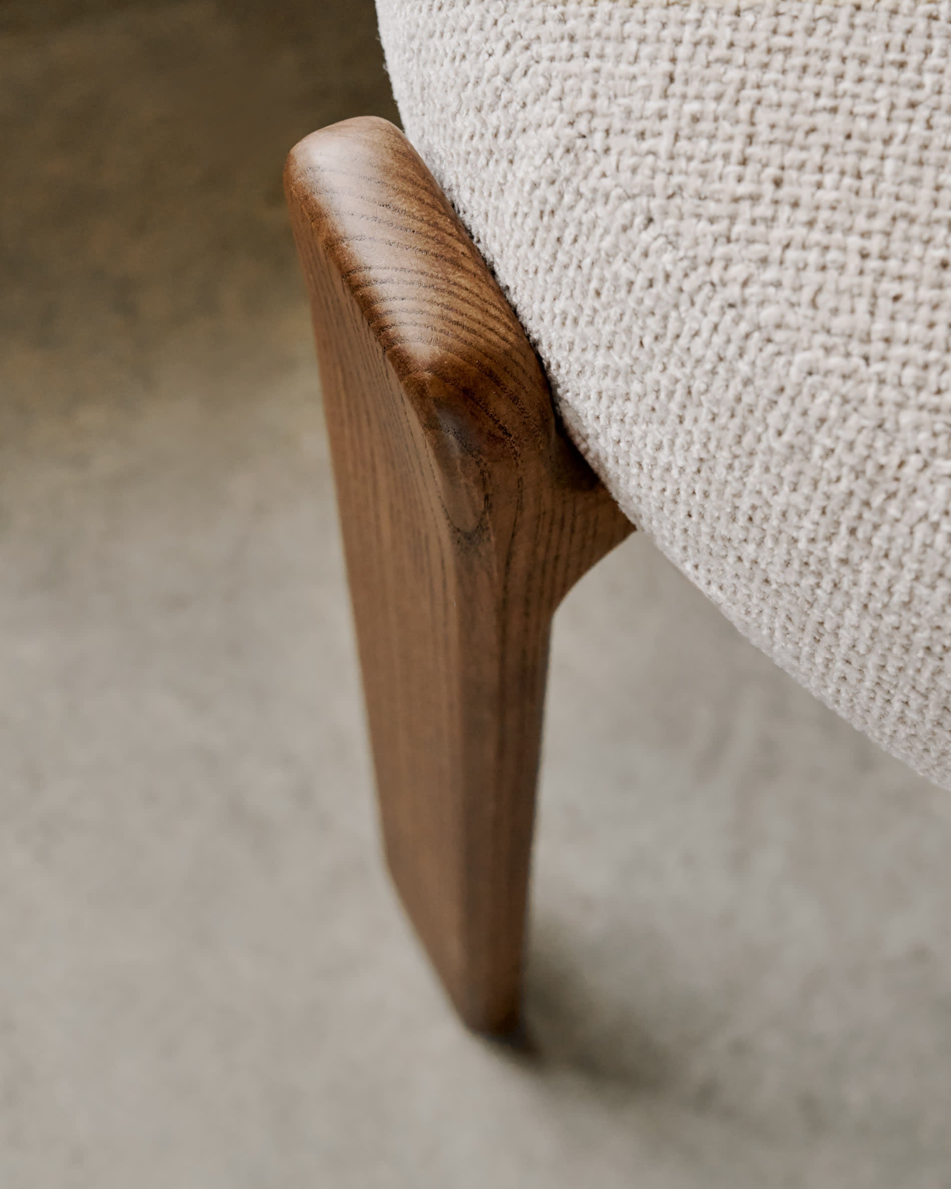 Moderner Stuhl aus beiger Chenille und FSC-zertifiziertem Eschenholz mit Walnuss-Finish, ideal für stilvolle Wohnräume.
