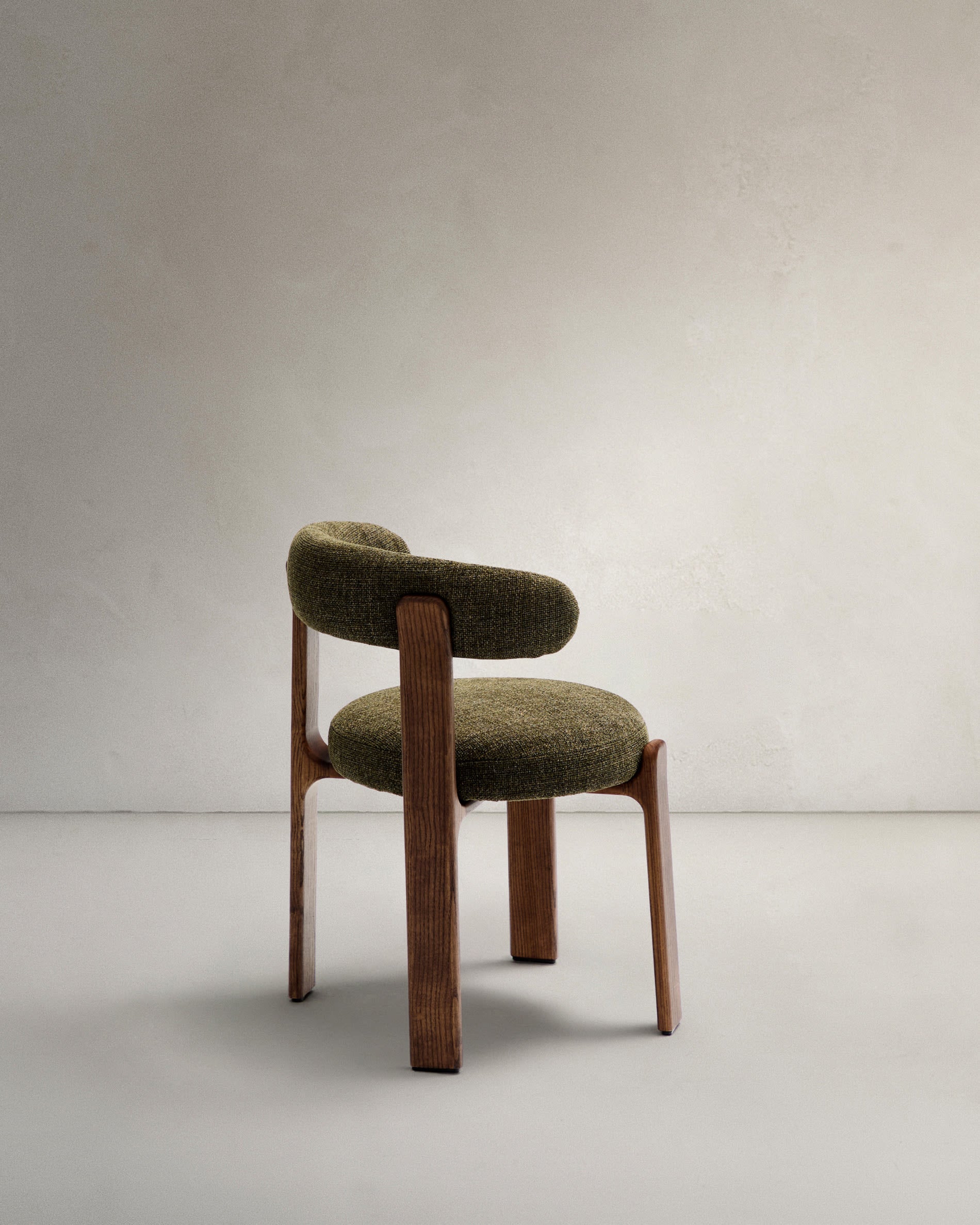 Eleganter Stuhl aus grüner Chenille, massivem Eschenholz mit Walnuss-Finish, FSC-zertifiziert, von Kave Home.