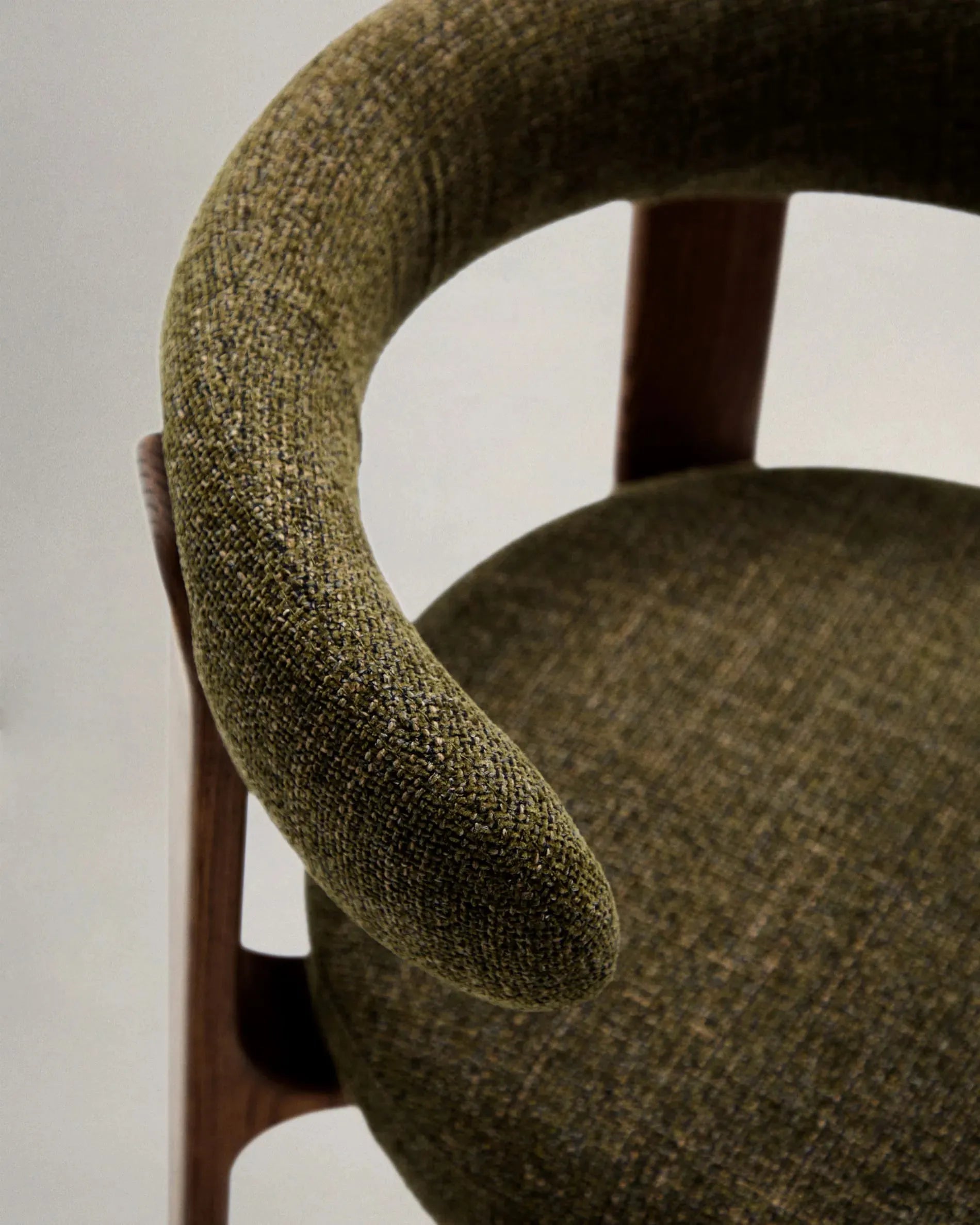 Moderner Stuhl aus grüner Chenille und FSC-zertifiziertem Eschenholz mit Walnuss-Finish, perfekt für nachhaltiges und elegantes Interieur.
