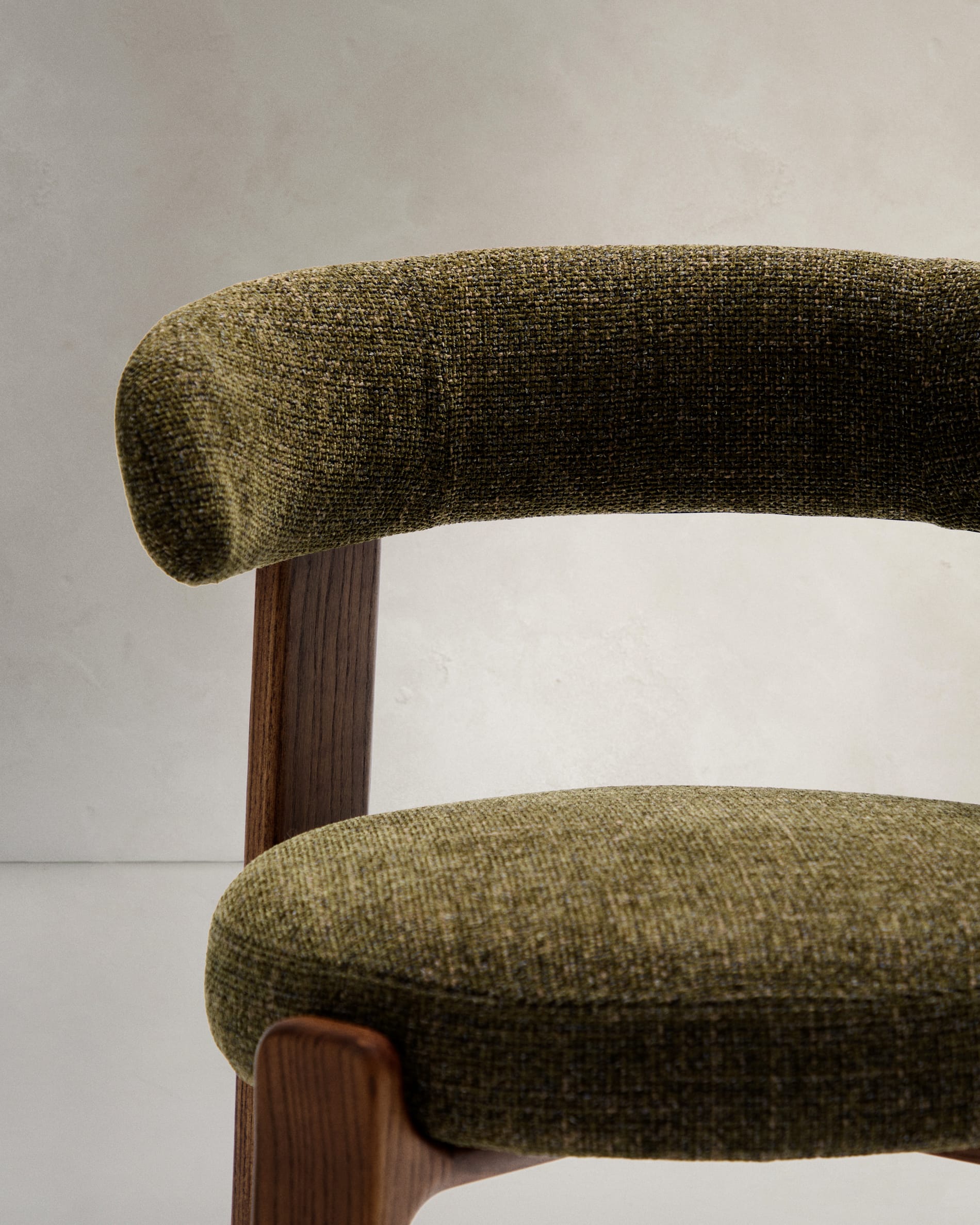 Eleganter Stuhl aus grüner Chenille und FSC-zertifiziertem Eschenholz mit Walnuss-Finish, ideal für stilvolles und umweltbewusstes Wohnen.