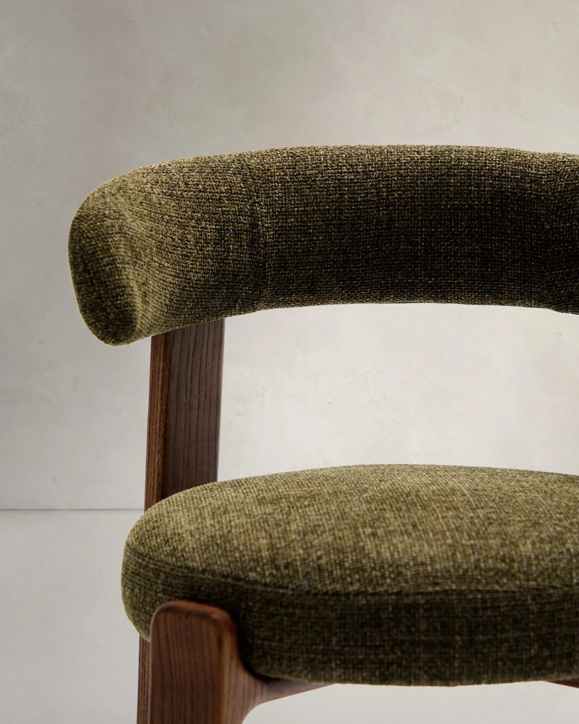 Eleganter Stuhl aus grüner Chenille, massivem Eschenholz mit Walnuss-Finish, FSC-zertifiziert, von Kave Home.