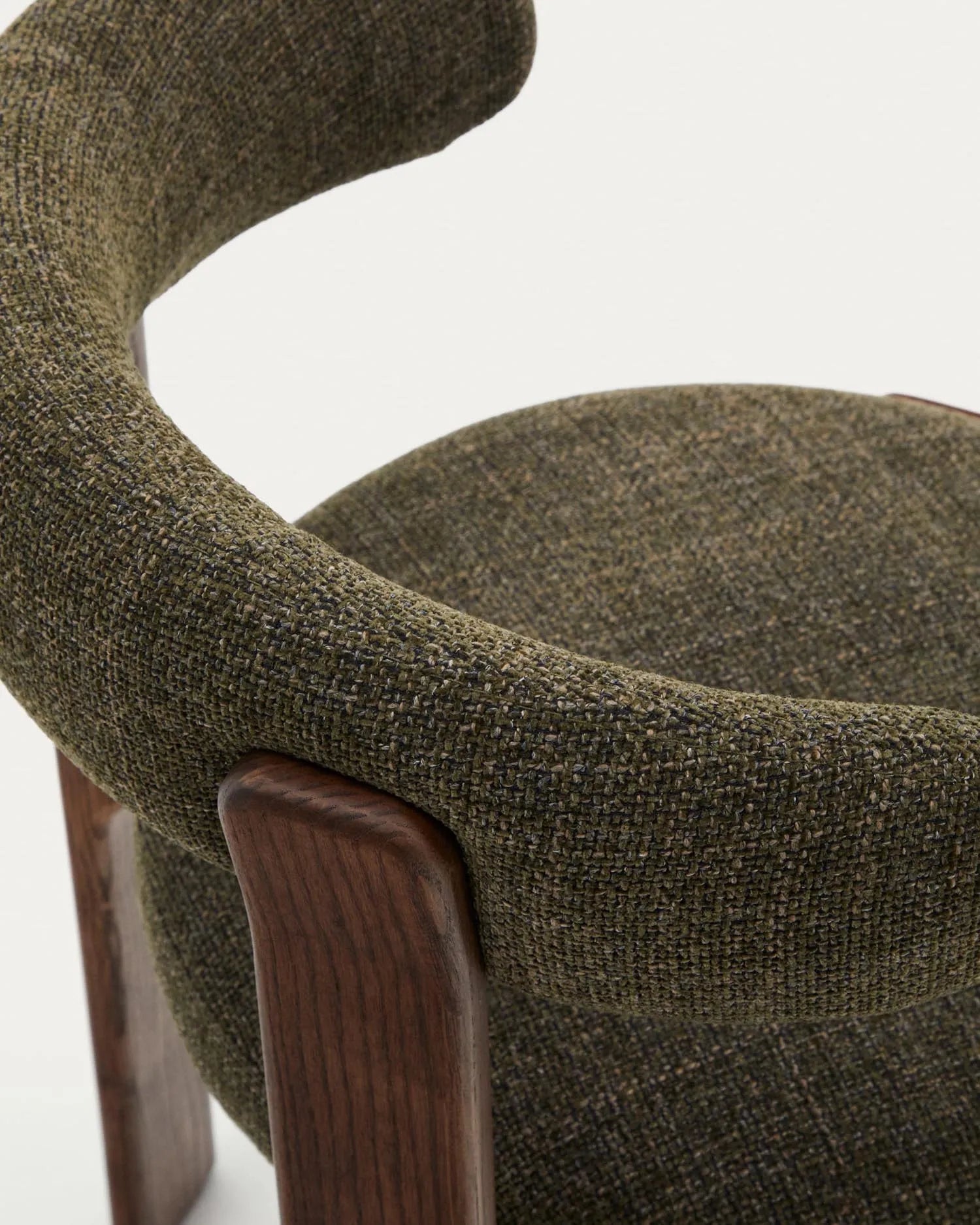 Moderner Stuhl aus grüner Chenille, FSC-zertifiziertem Eschenholz mit Walnuss-Finish, von Kave Home, stilvoll und nachhaltig.
