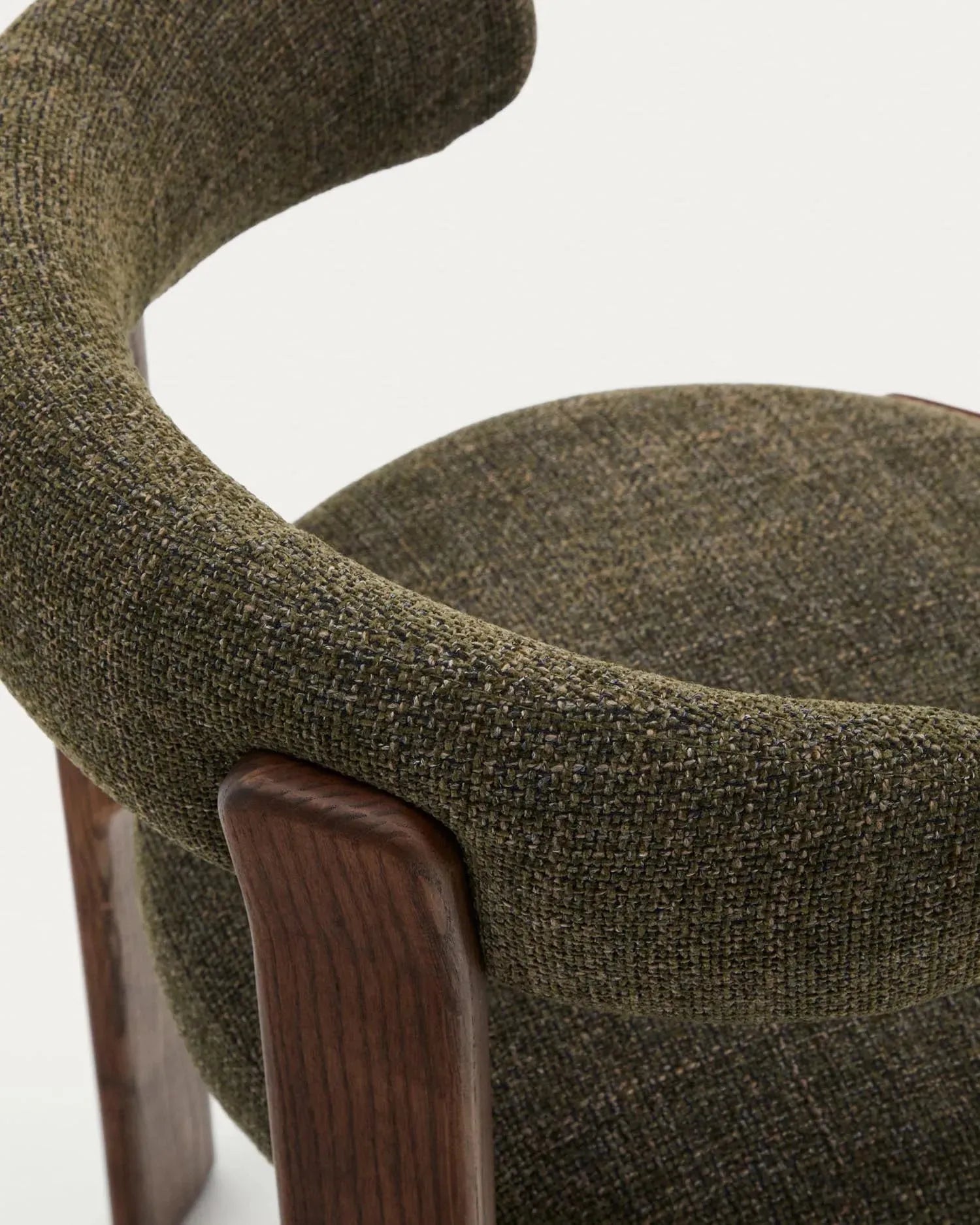 Eleganter Stuhl aus grüner Chenille und FSC-zertifiziertem Eschenholz mit Walnuss-Finish, ideal für stilvolles und umweltbewusstes Wohnen.