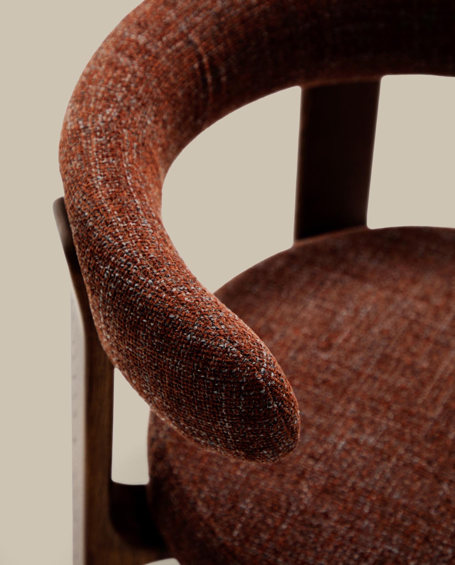 Stuhl Granite, schwer entflammbar, aus brauner Chenille und massivem Eschenholz mit nussbaumfarbenem Finish, FSC 100 % in Braun präsentiert im Onlineshop von KAQTU Design AG. Stuhl mit Armlehne ist von Kave Home