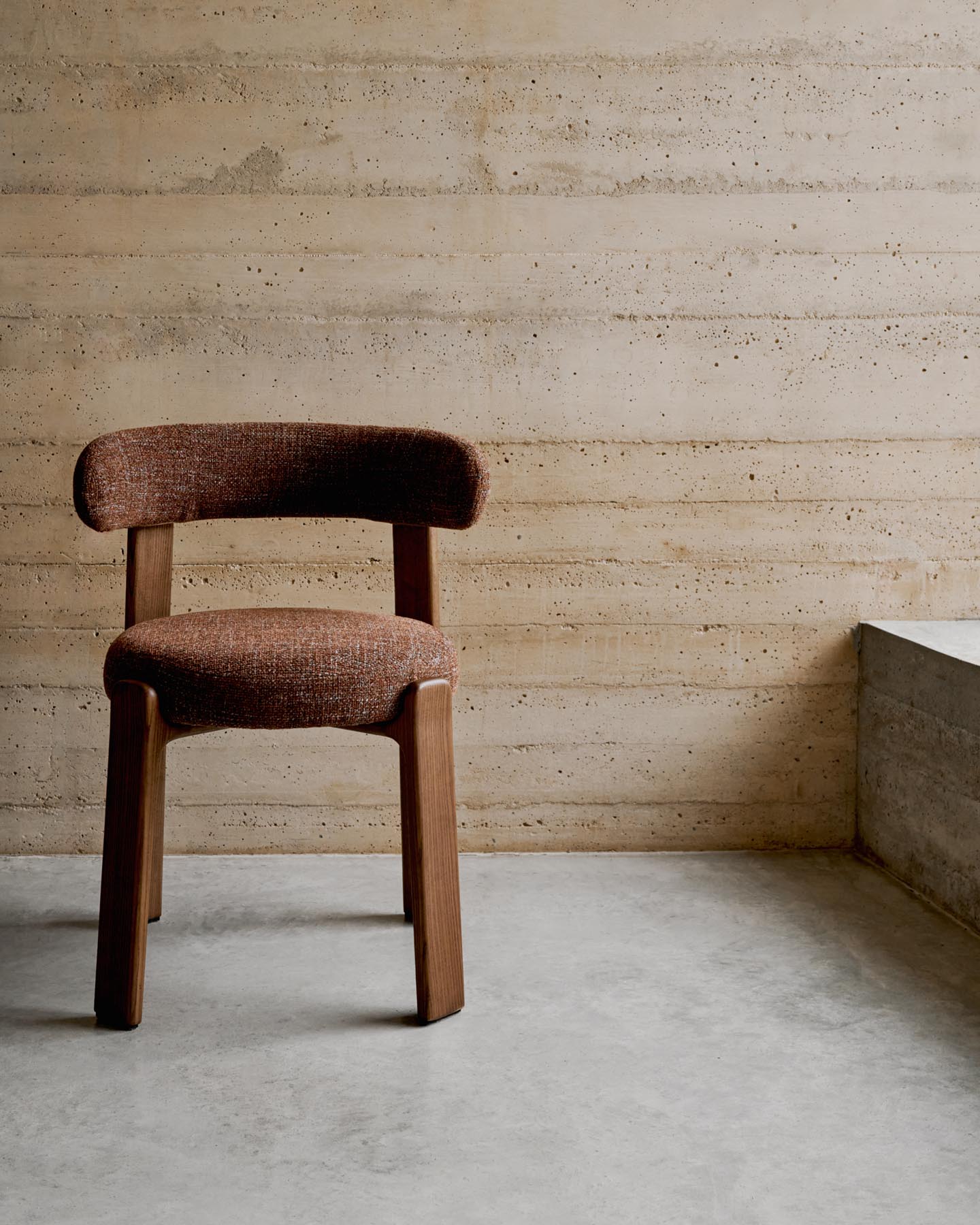 Stuhl Granite, schwer entflammbar, aus brauner Chenille und massivem Eschenholz mit nussbaumfarbenem Finish, FSC 100 % in Braun präsentiert im Onlineshop von KAQTU Design AG. Stuhl mit Armlehne ist von Kave Home