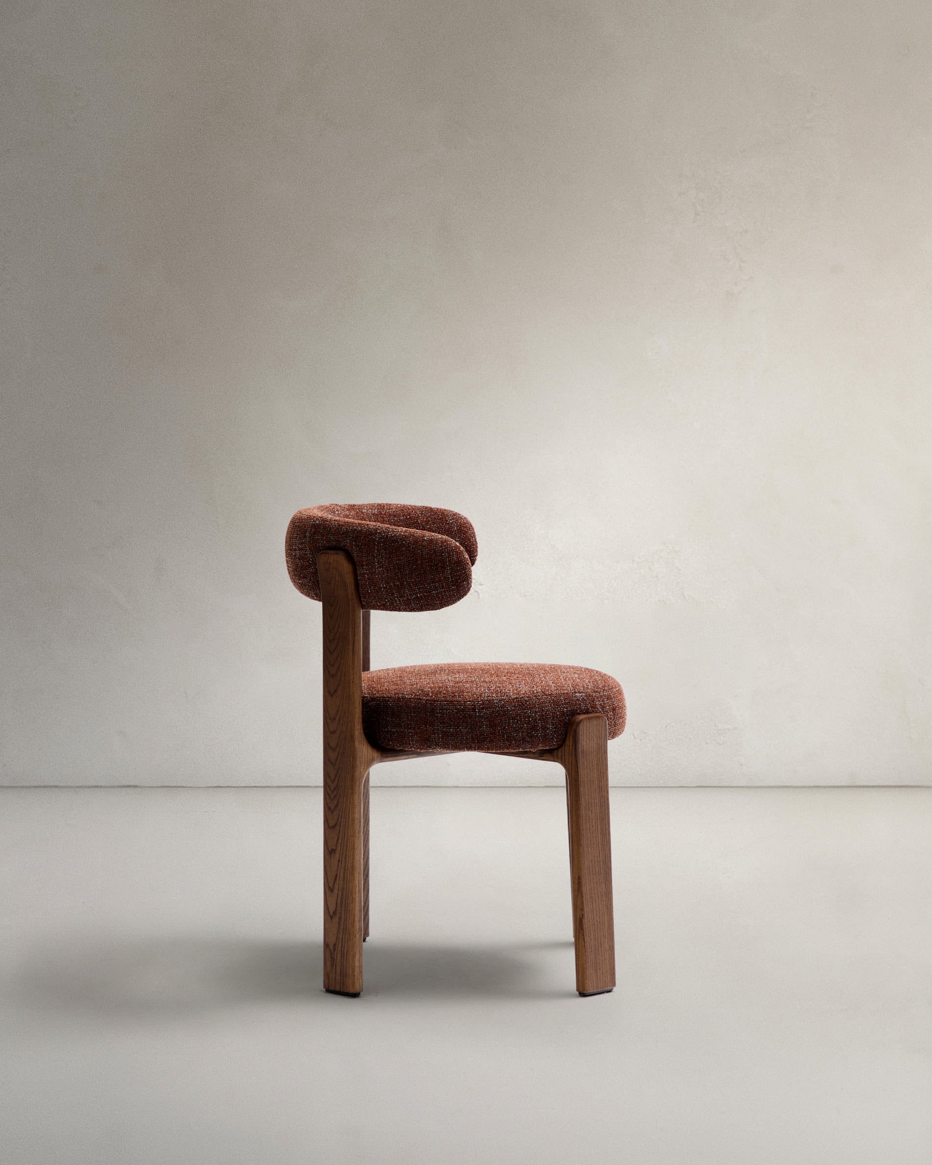 Moderner Stuhl aus brauner Chenille und FSC-zertifiziertem Eschenholz mit Walnuss-Finish, ideal für stilvolle Wohnbereiche.