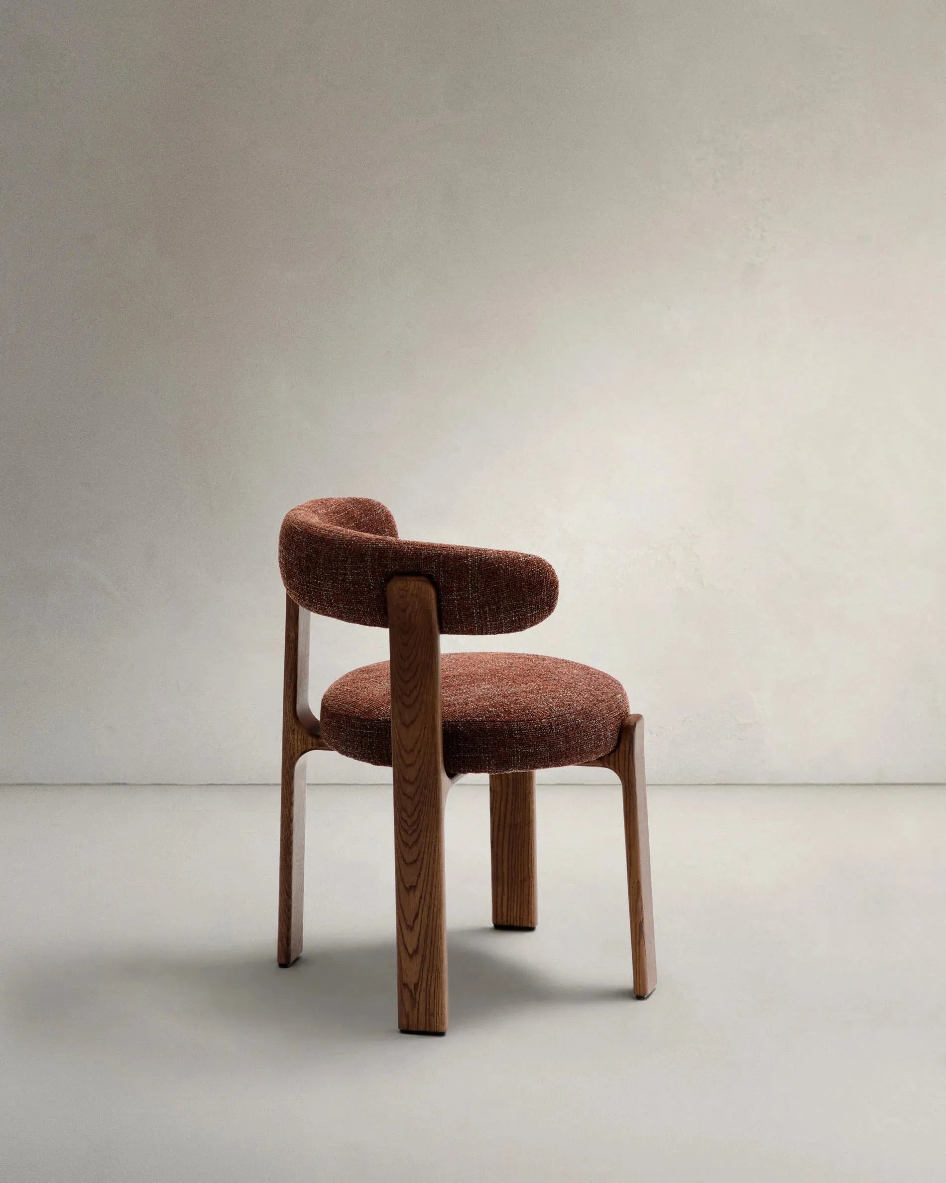Eleganter Stuhl aus brauner Chenille und FSC-zertifiziertem Eschenholz mit Walnuss-Finish, perfekt für moderne Wohnräume.