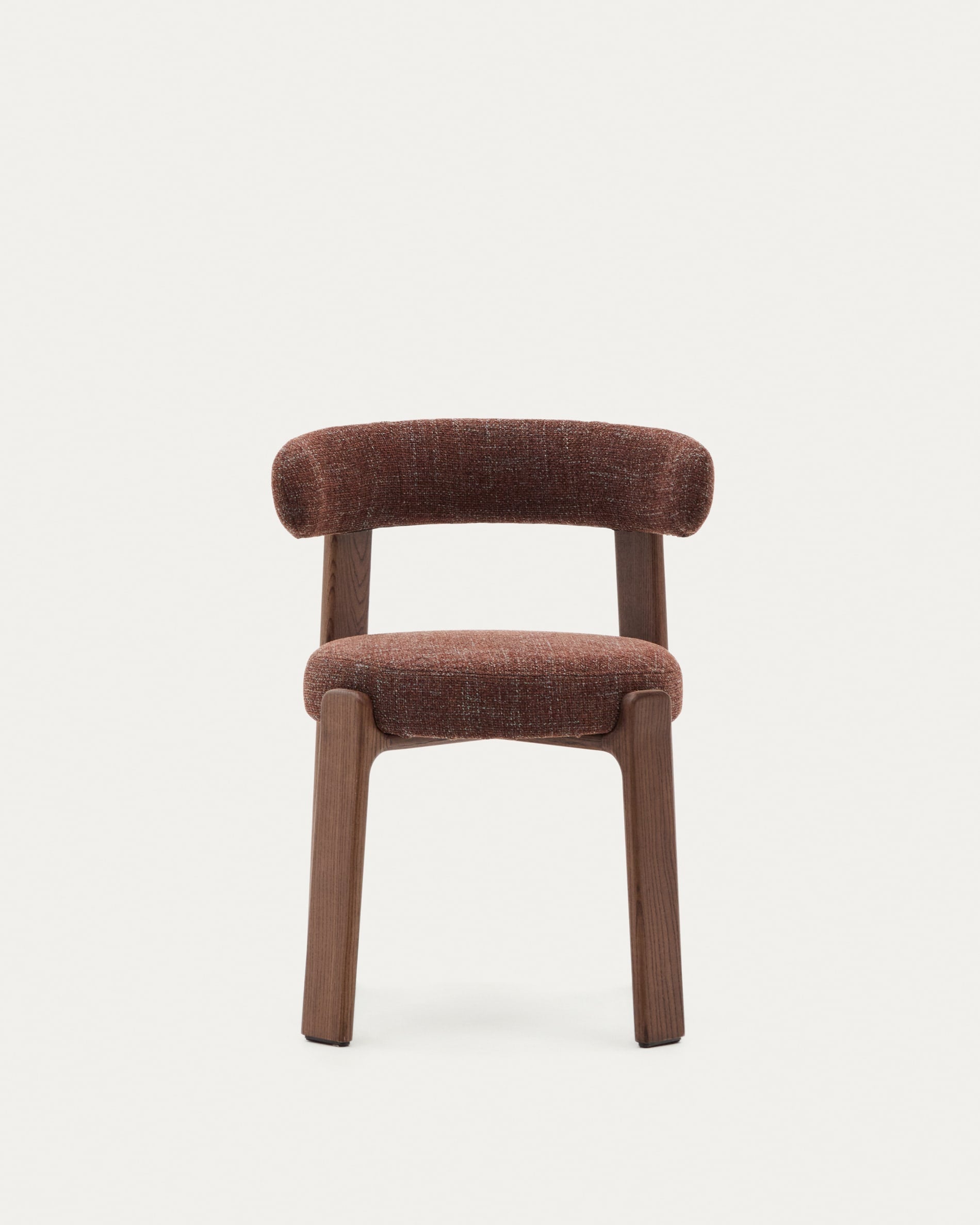 Moderner Stuhl aus brauner Chenille und FSC-zertifiziertem Eschenholz mit Walnuss-Finish, ideal für stilvolle Wohnbereiche.