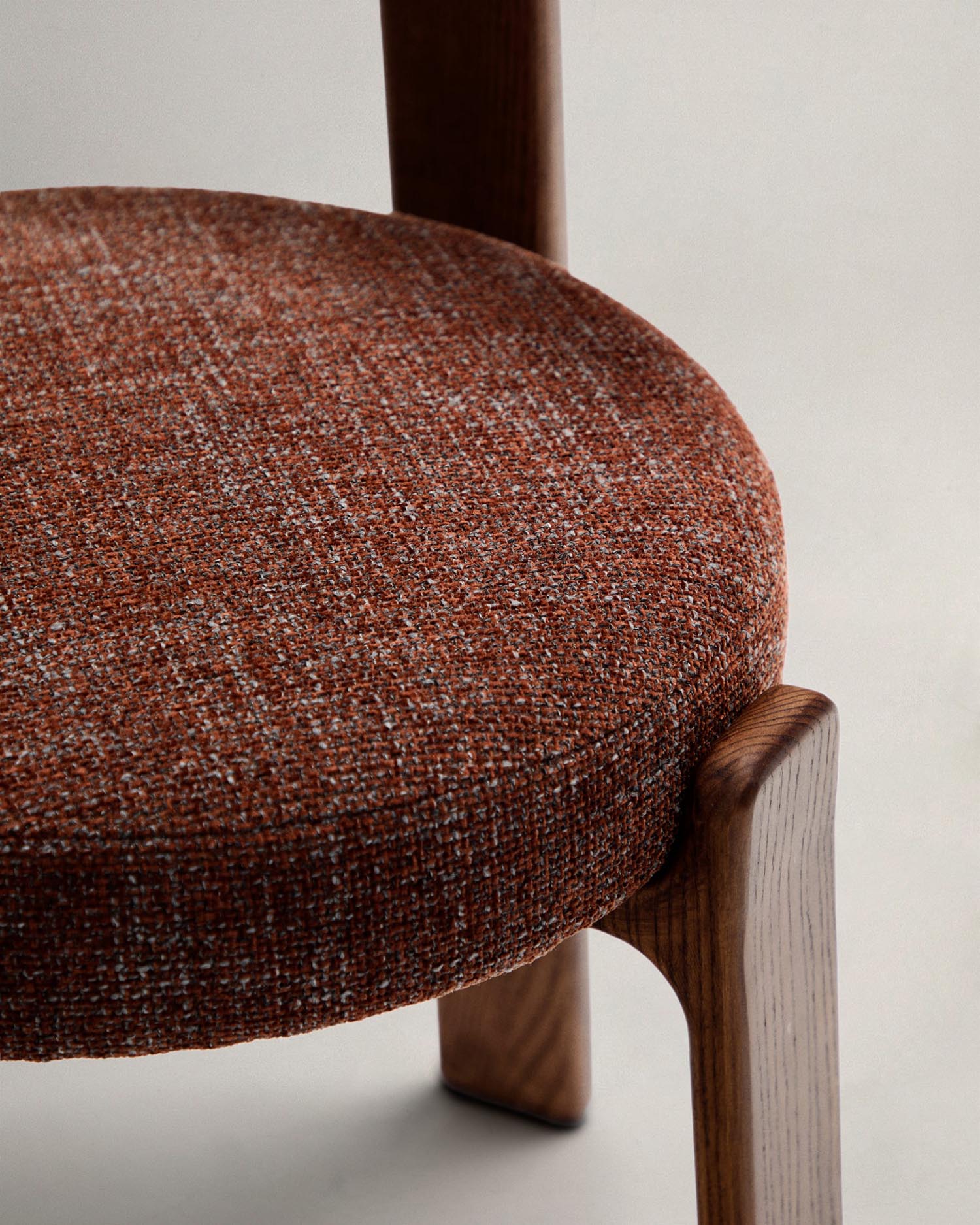 Eleganter Stuhl aus brauner Chenille und FSC-zertifiziertem Eschenholz mit Walnuss-Finish, perfekt für moderne Wohnräume.