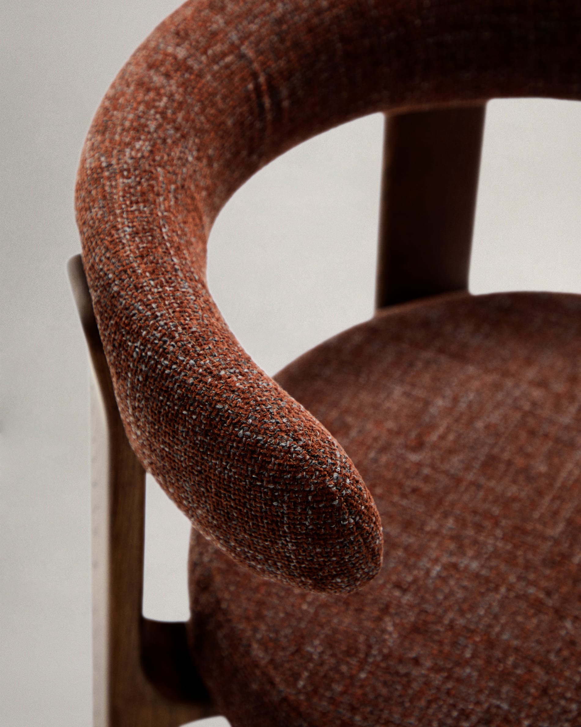 Moderner Stuhl aus brauner Chenille und FSC-zertifiziertem Eschenholz mit Walnuss-Finish, ideal für stilvolle Wohnbereiche.