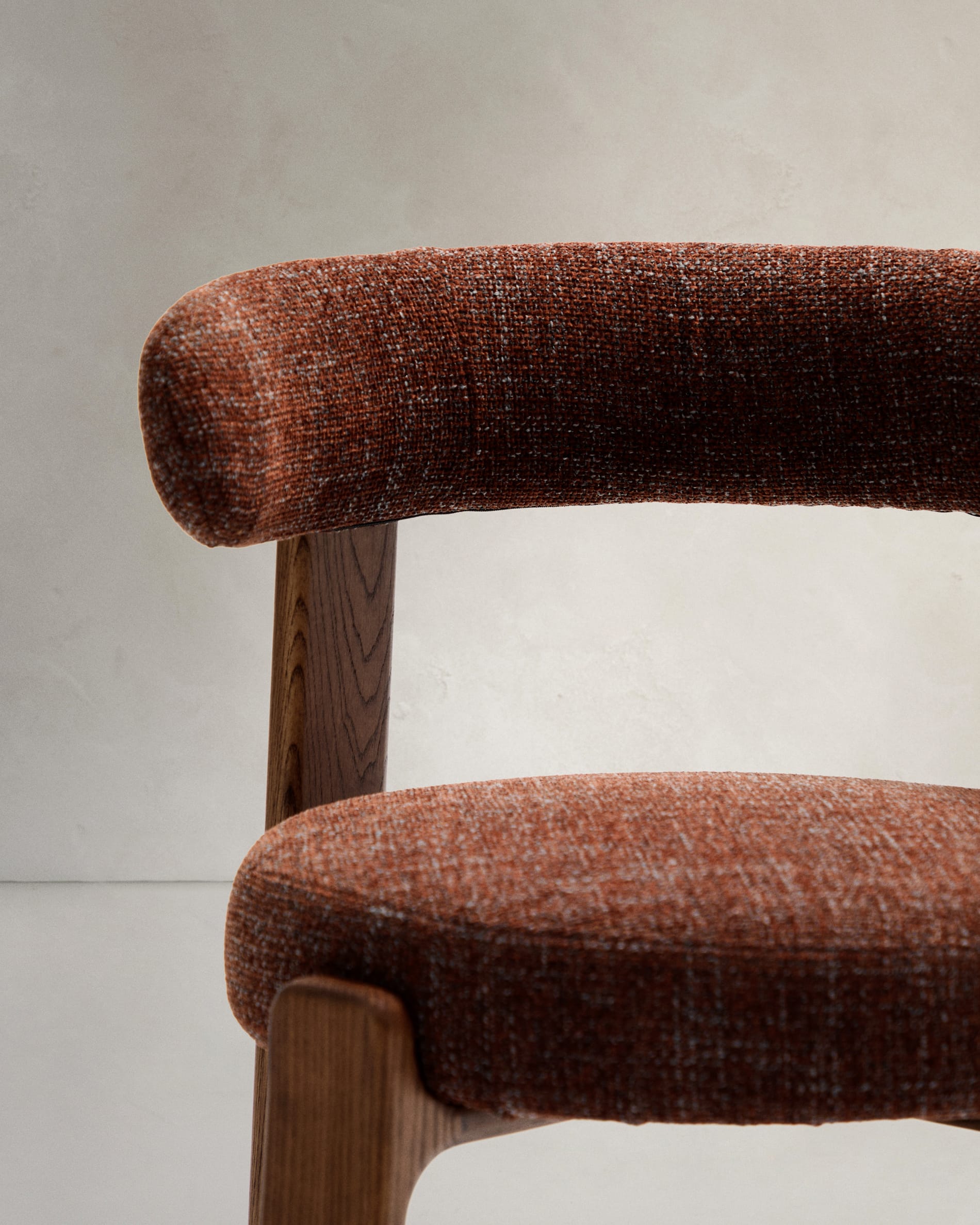 Moderner Stuhl aus brauner Chenille und FSC-zertifiziertem Eschenholz mit Walnuss-Finish, ideal für stilvolle Wohnbereiche.