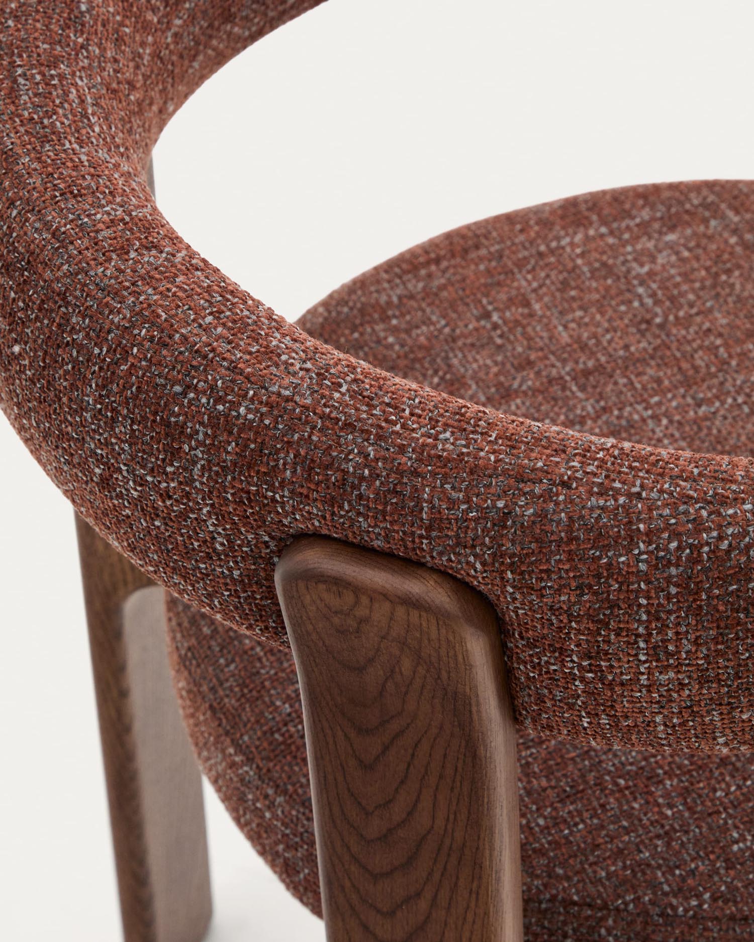 Moderner Stuhl aus brauner Chenille und FSC-zertifiziertem Eschenholz mit Walnuss-Finish, ideal für stilvolle Wohnbereiche.