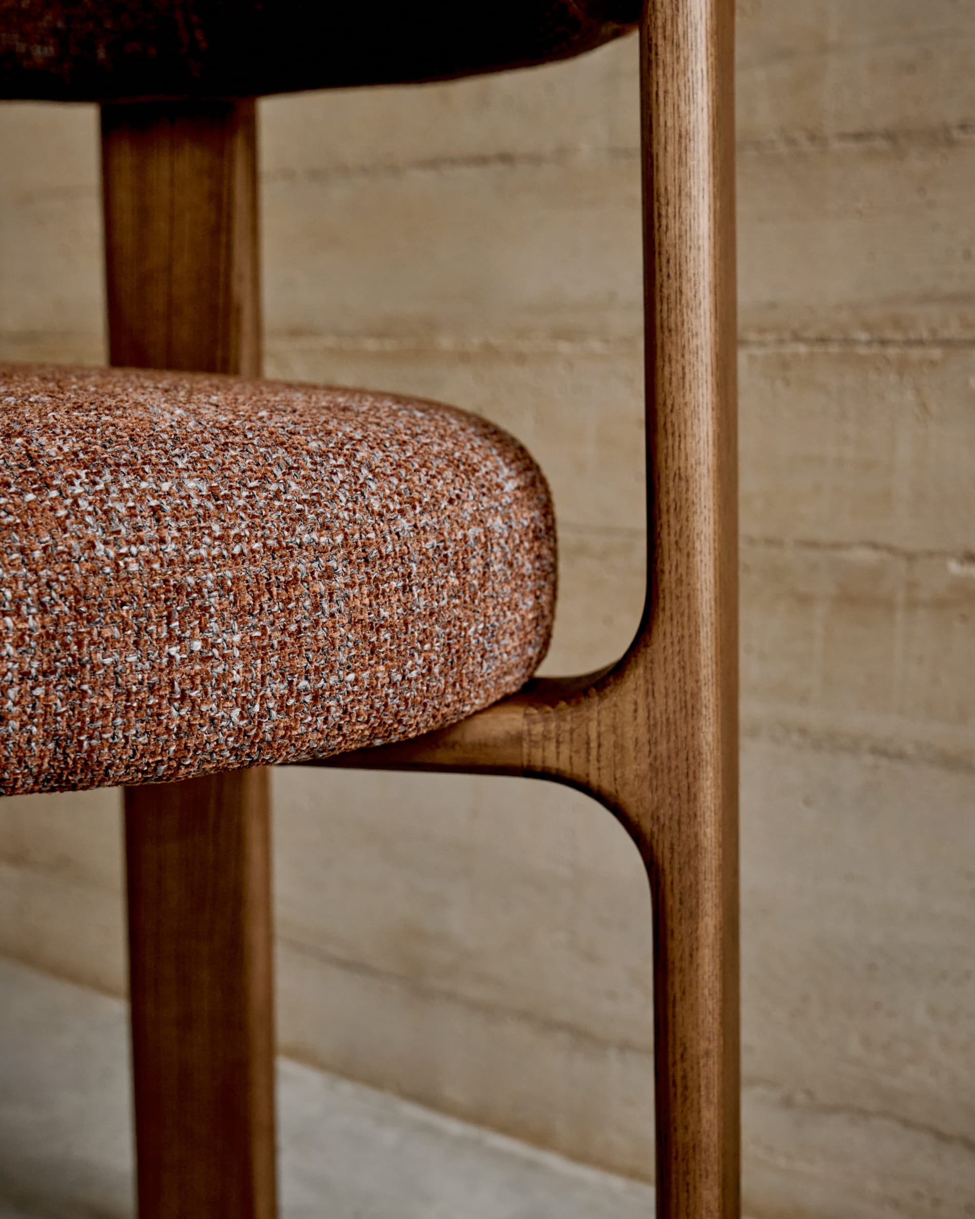 Moderner Stuhl aus brauner Chenille und FSC-zertifiziertem Eschenholz mit Walnuss-Finish, ideal für stilvolle Wohnbereiche.