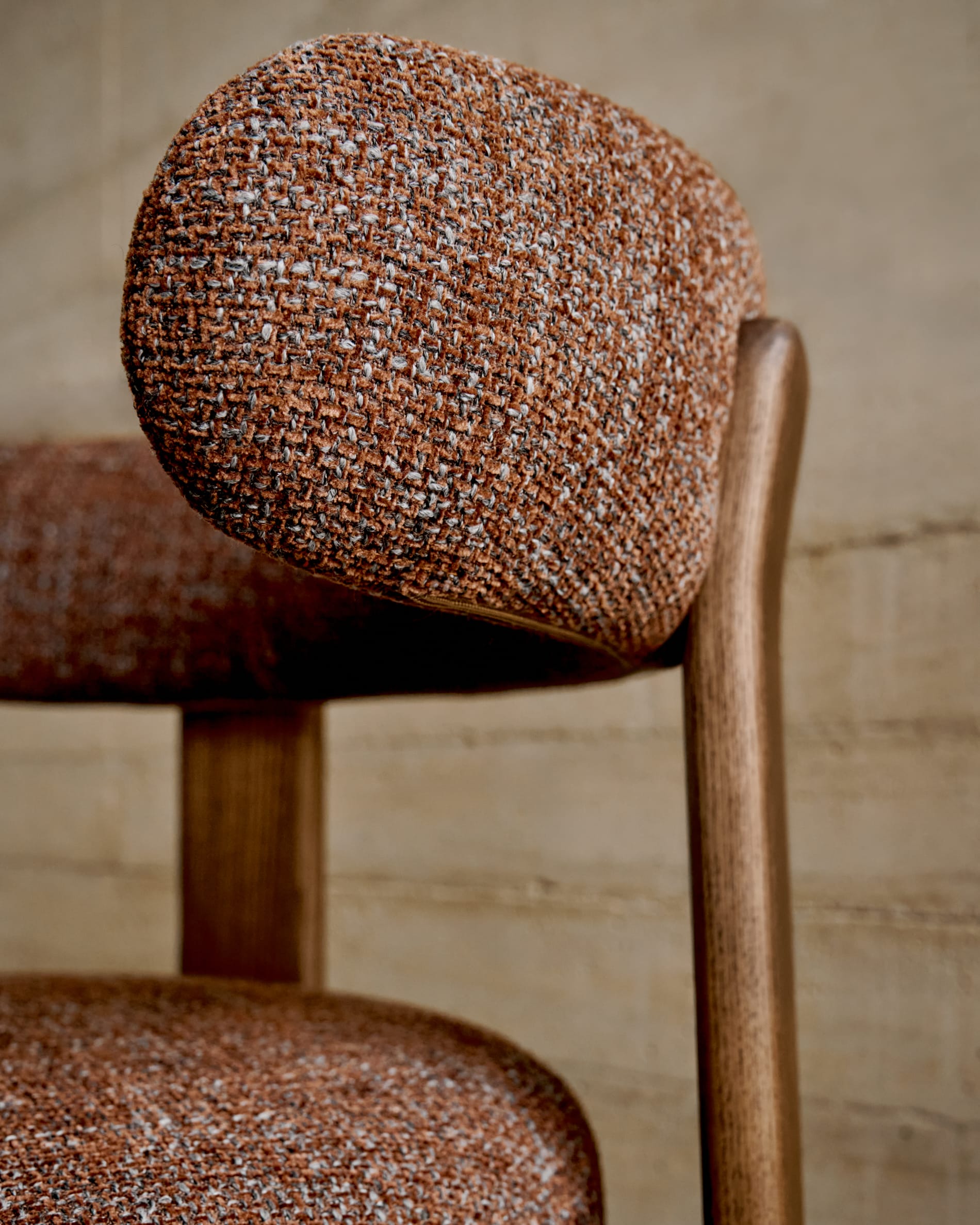 Eleganter Stuhl aus brauner Chenille und FSC-zertifiziertem Eschenholz mit Walnuss-Finish, perfekt für moderne Wohnräume.