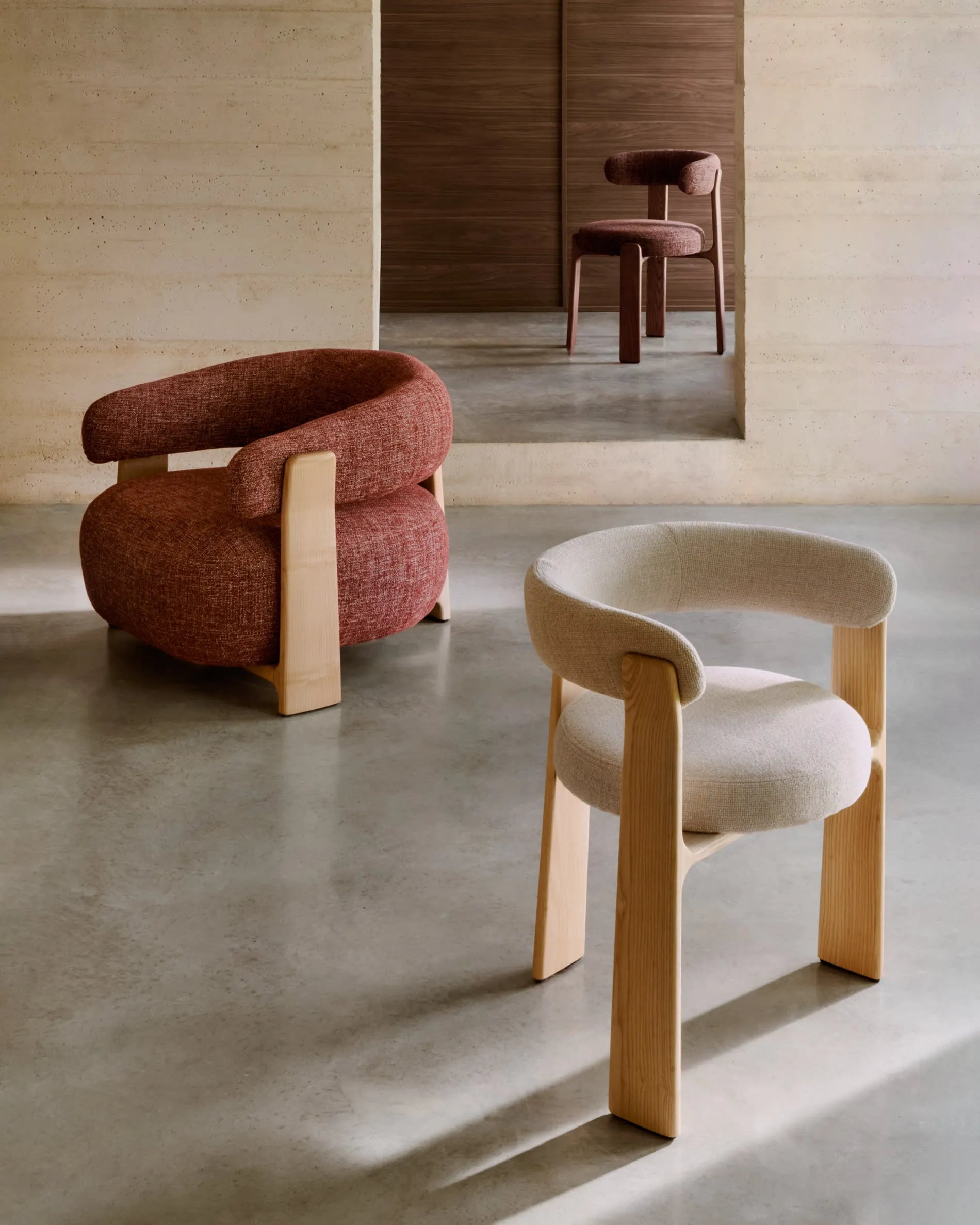Eleganter Stuhl aus brauner Chenille und massivem Eschenholz mit Walnuss-Finish, FSC-zertifiziert, von Kave Home.
