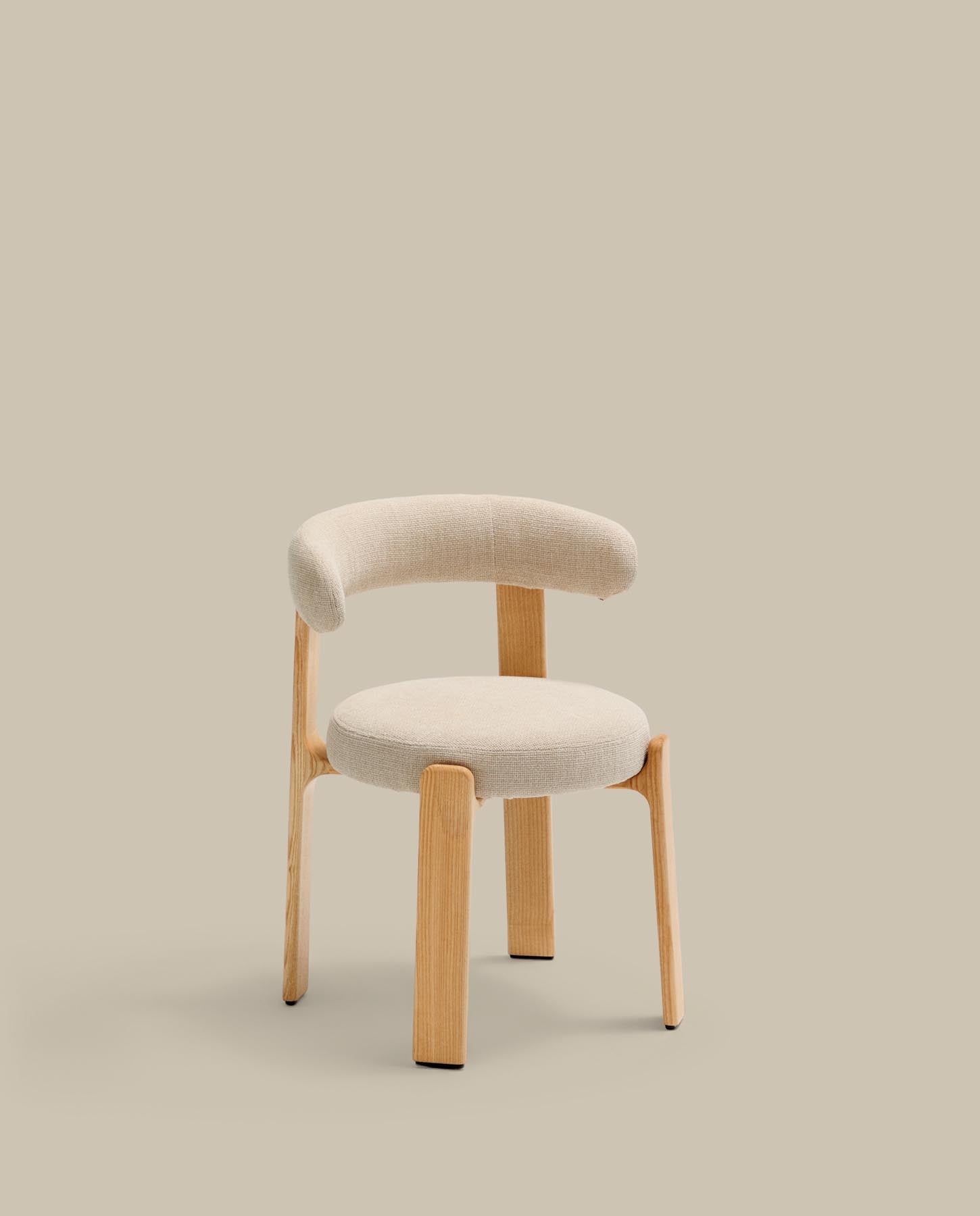 Stuhl Granite, schwer entflammbar, aus beiger Chenille und massivem Eschenholz mit naturfarbenem Finish, FSC 100 % in Beige präsentiert im Onlineshop von KAQTU Design AG. Stuhl mit Armlehne ist von Kave Home