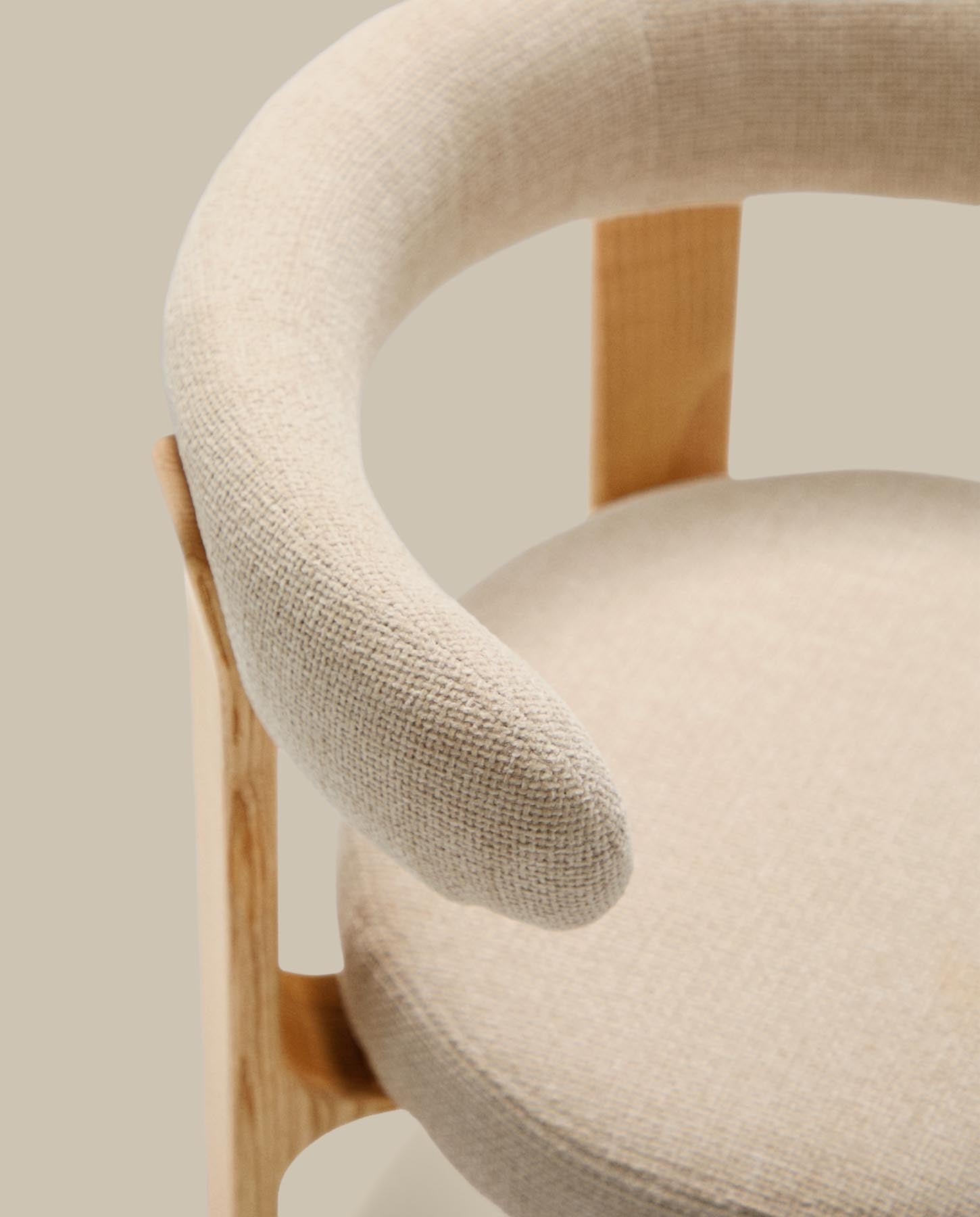 Stuhl Granite, schwer entflammbar, aus beiger Chenille und massivem Eschenholz mit naturfarbenem Finish, FSC 100 % in Beige präsentiert im Onlineshop von KAQTU Design AG. Stuhl mit Armlehne ist von Kave Home