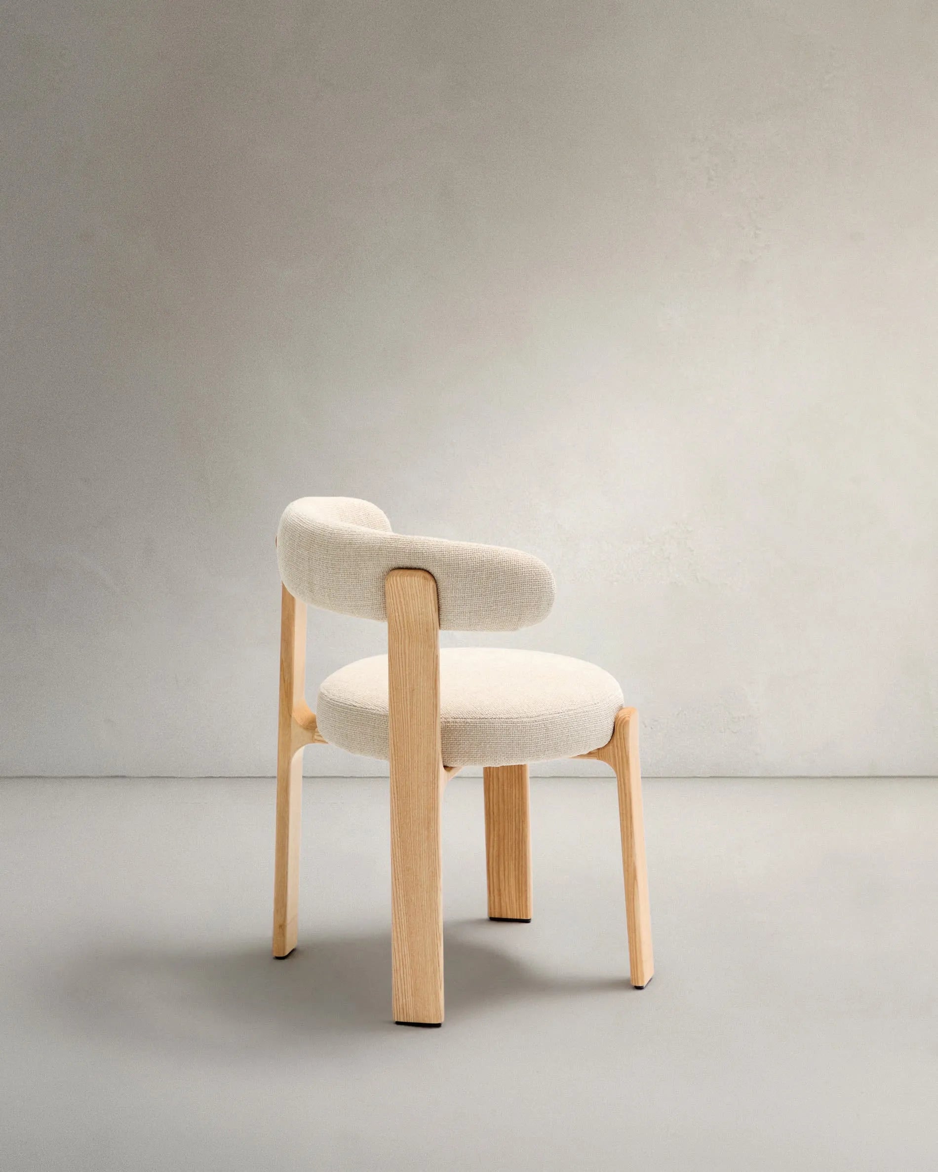 Moderner Stuhl aus beigem Chenille und FSC-zertifiziertem Eschenholz mit natürlichem Finish, perfekt für stilvolle Einrichtungen.