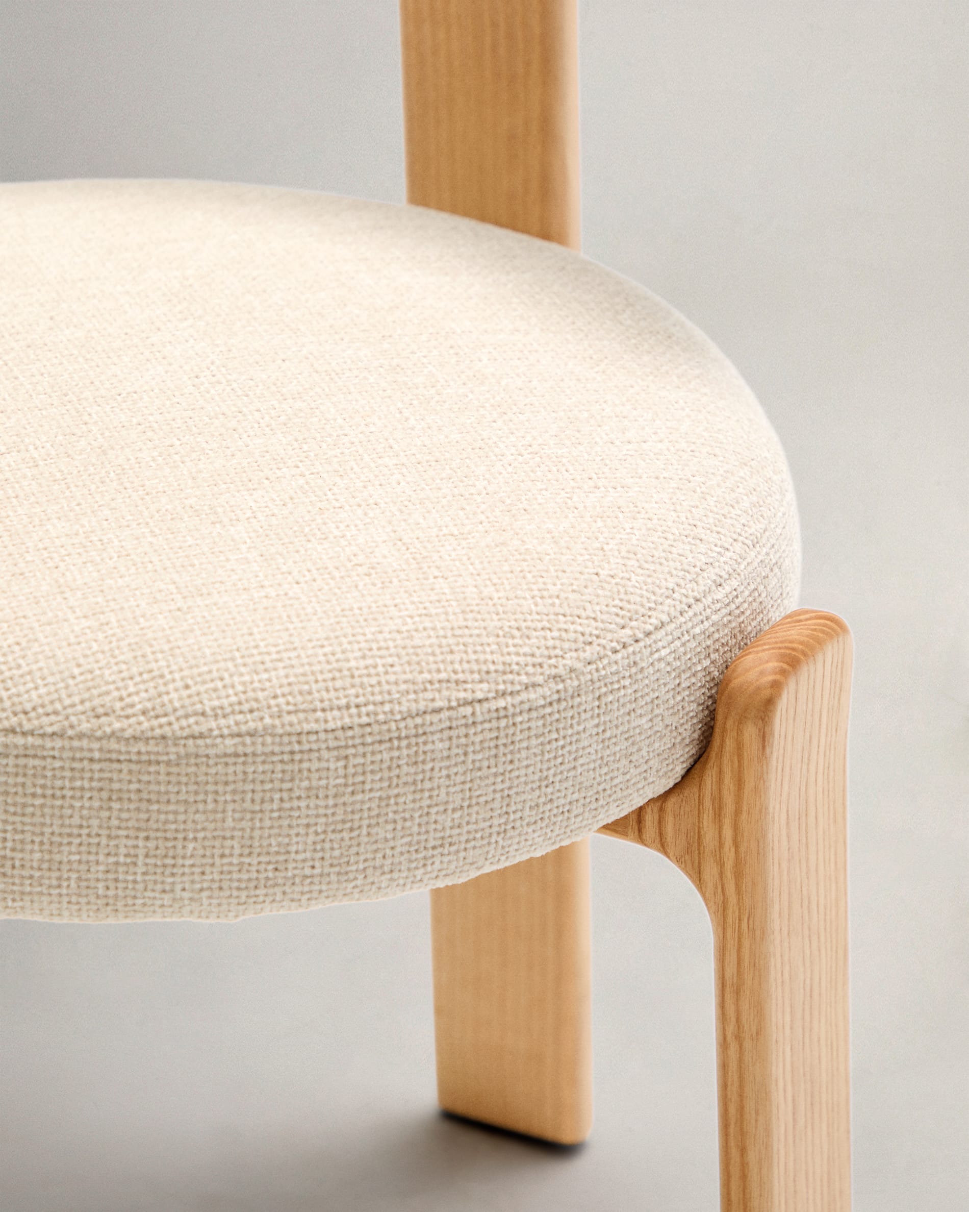 Moderner Stuhl aus beigem Chenille und FSC-zertifiziertem Eschenholz mit natürlichem Finish, perfekt für stilvolle Einrichtungen.