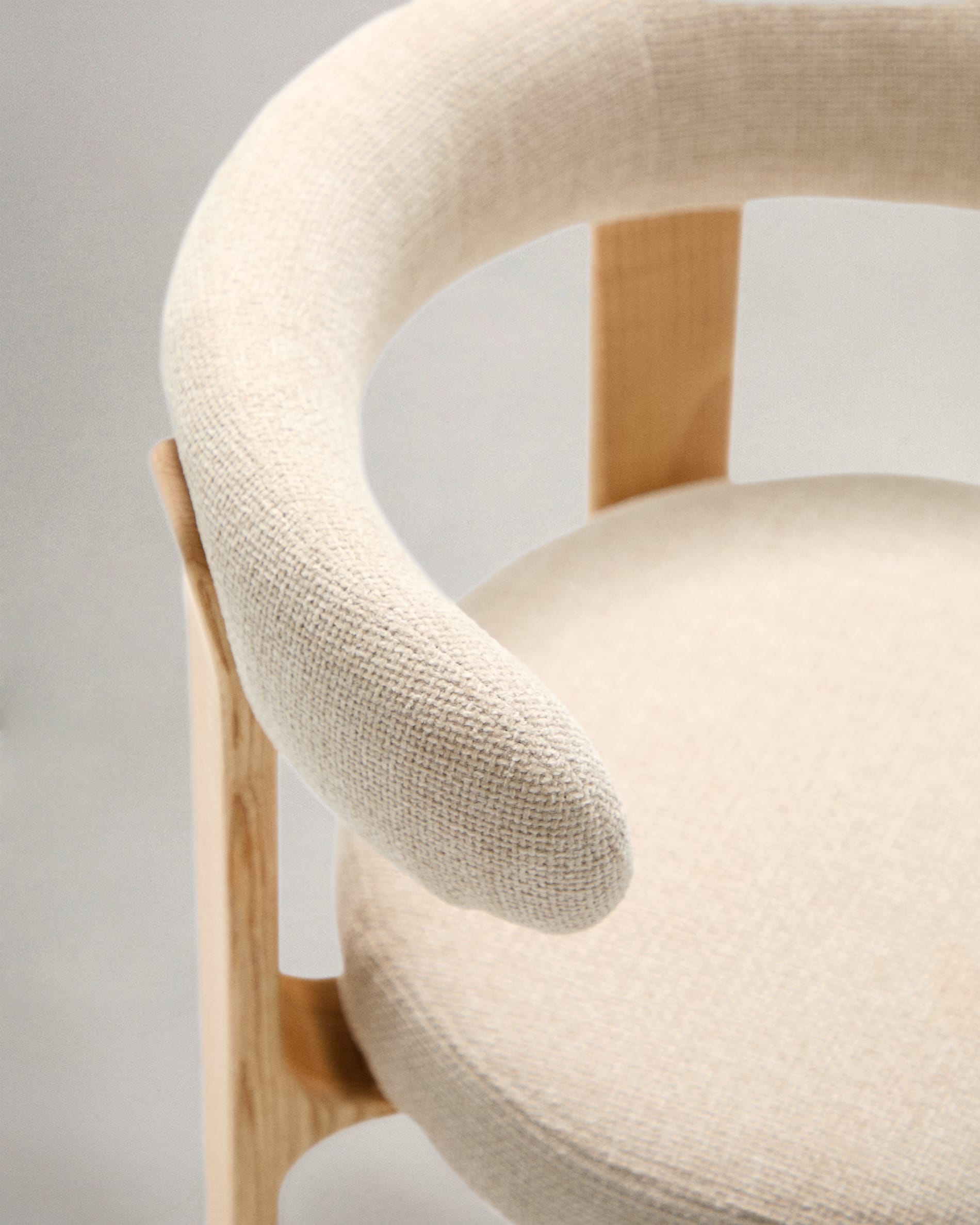 Eleganter Stuhl aus beigem Chenille und FSC-zertifiziertem Eschenholz mit natürlichem Finish, ideal für moderne Wohnräume.