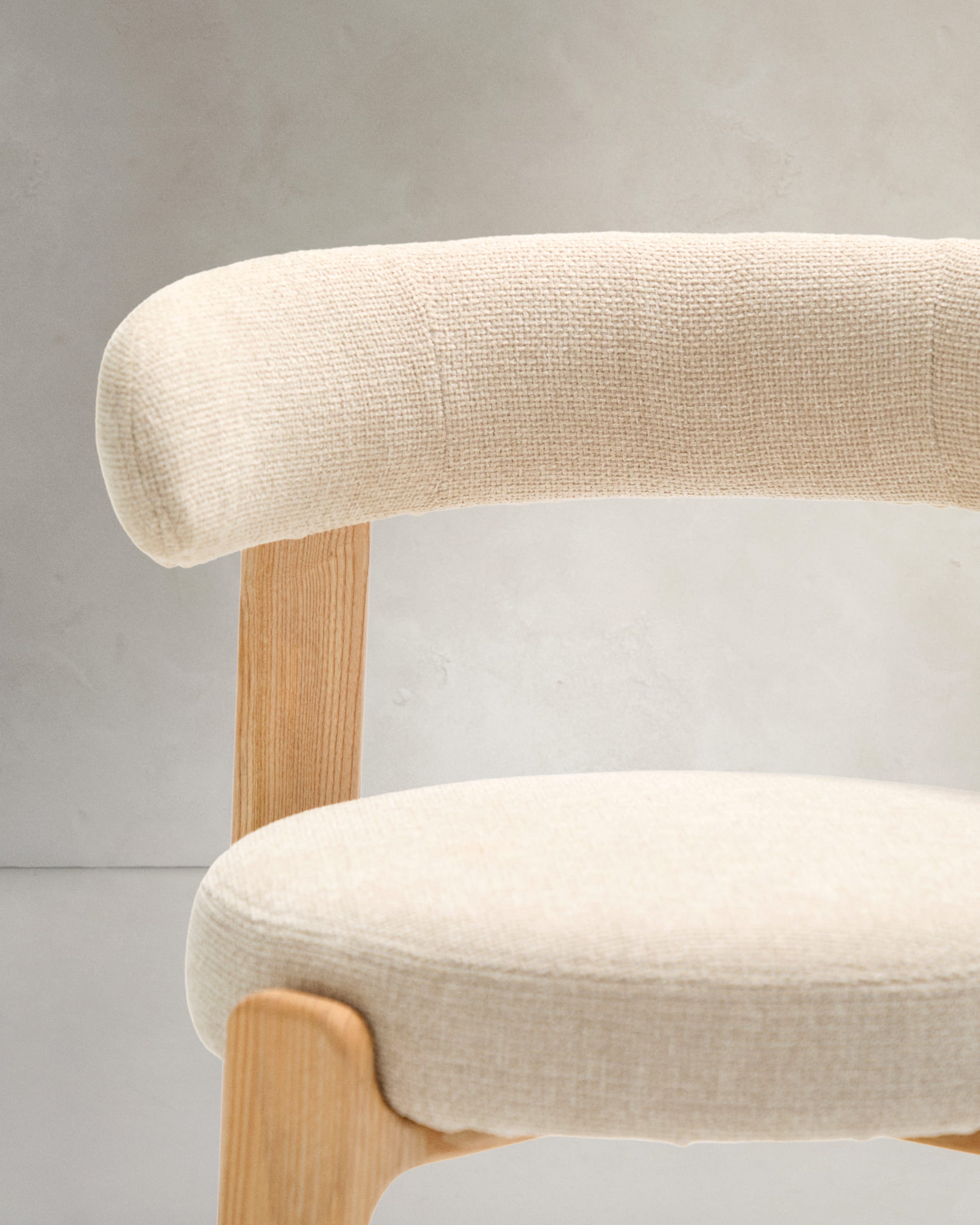 Moderner Stuhl aus beigem Chenille und FSC-zertifiziertem Eschenholz mit natürlichem Finish, perfekt für stilvolle Einrichtungen.