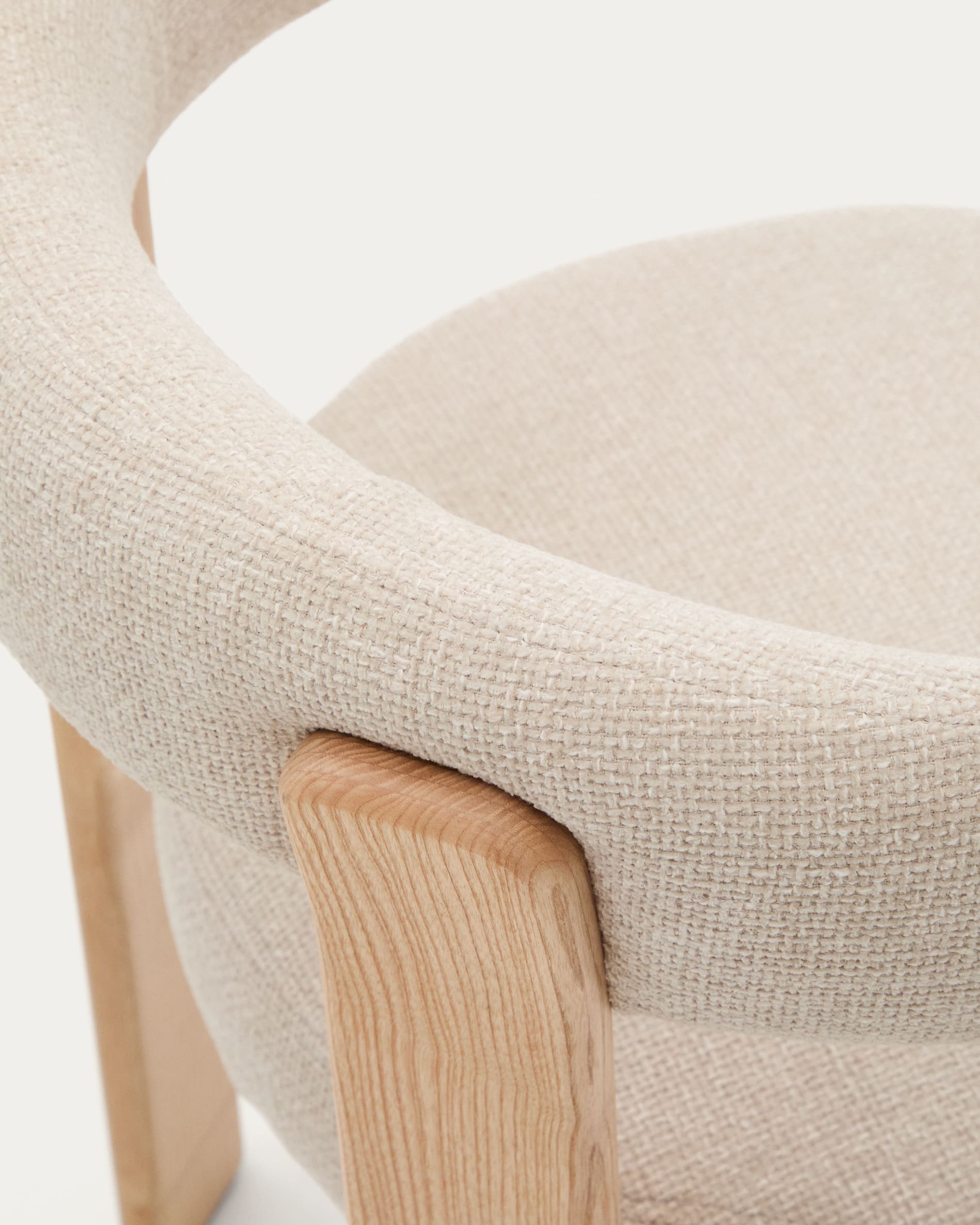 Eleganter Stuhl aus beigem Chenille und FSC-zertifiziertem Eschenholz mit natürlichem Finish, ideal für moderne Wohnräume.