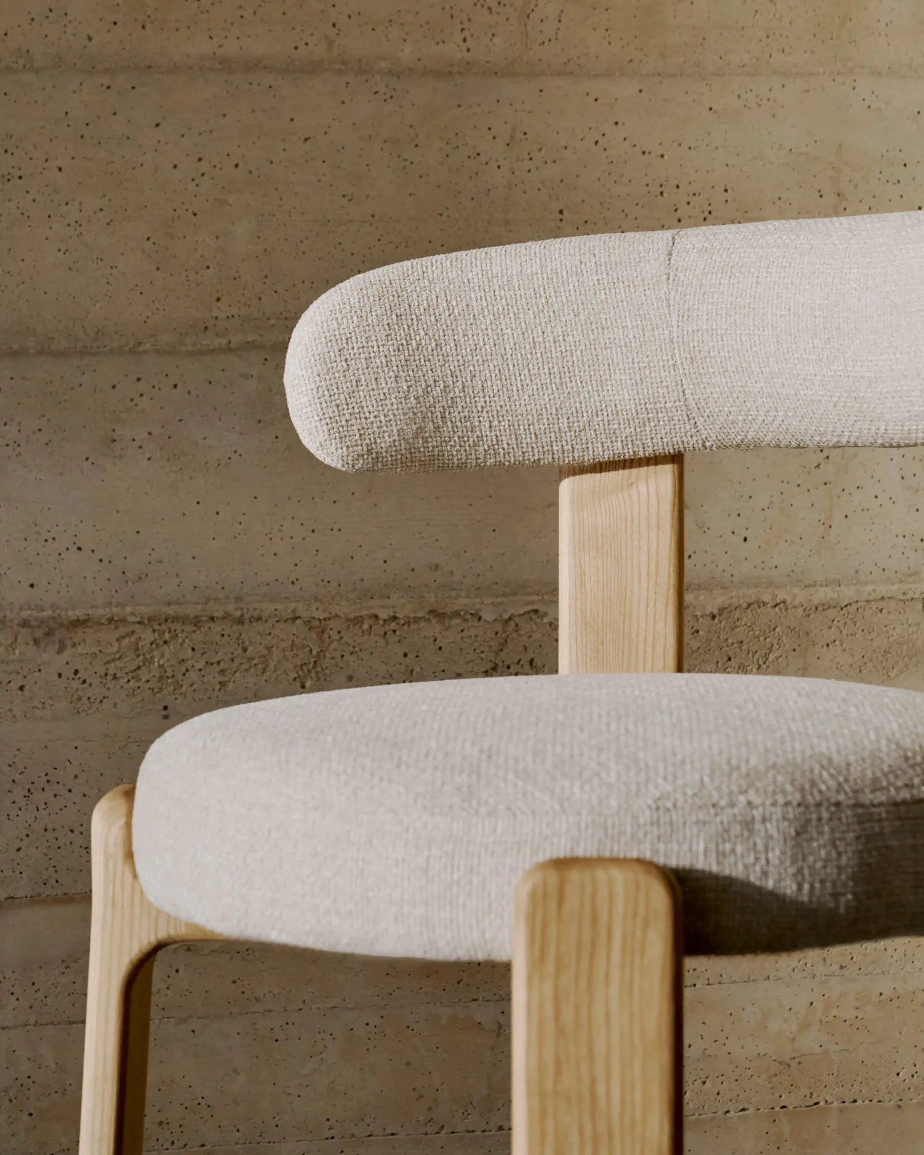 Moderner Stuhl aus beigem Chenille und FSC-zertifiziertem Eschenholz mit natürlichem Finish, perfekt für stilvolle Einrichtungen.