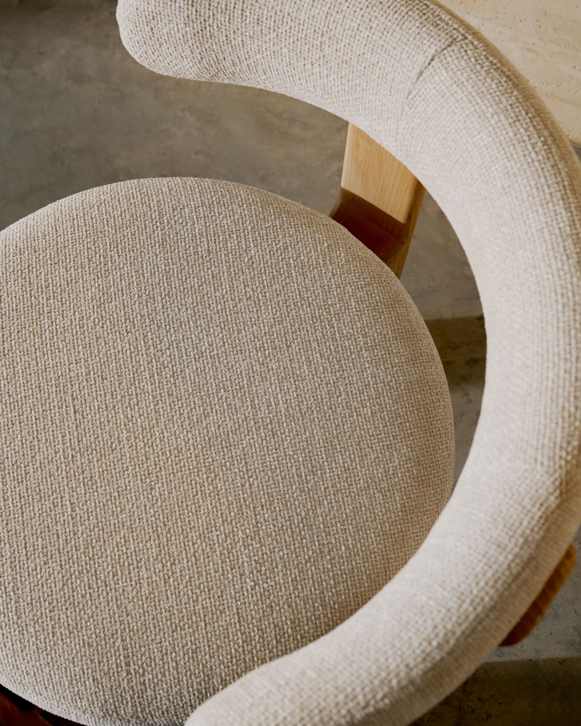 Eleganter Stuhl aus beigem Chenille und FSC-zertifiziertem Eschenholz mit natürlichem Finish, ideal für moderne Wohnräume.