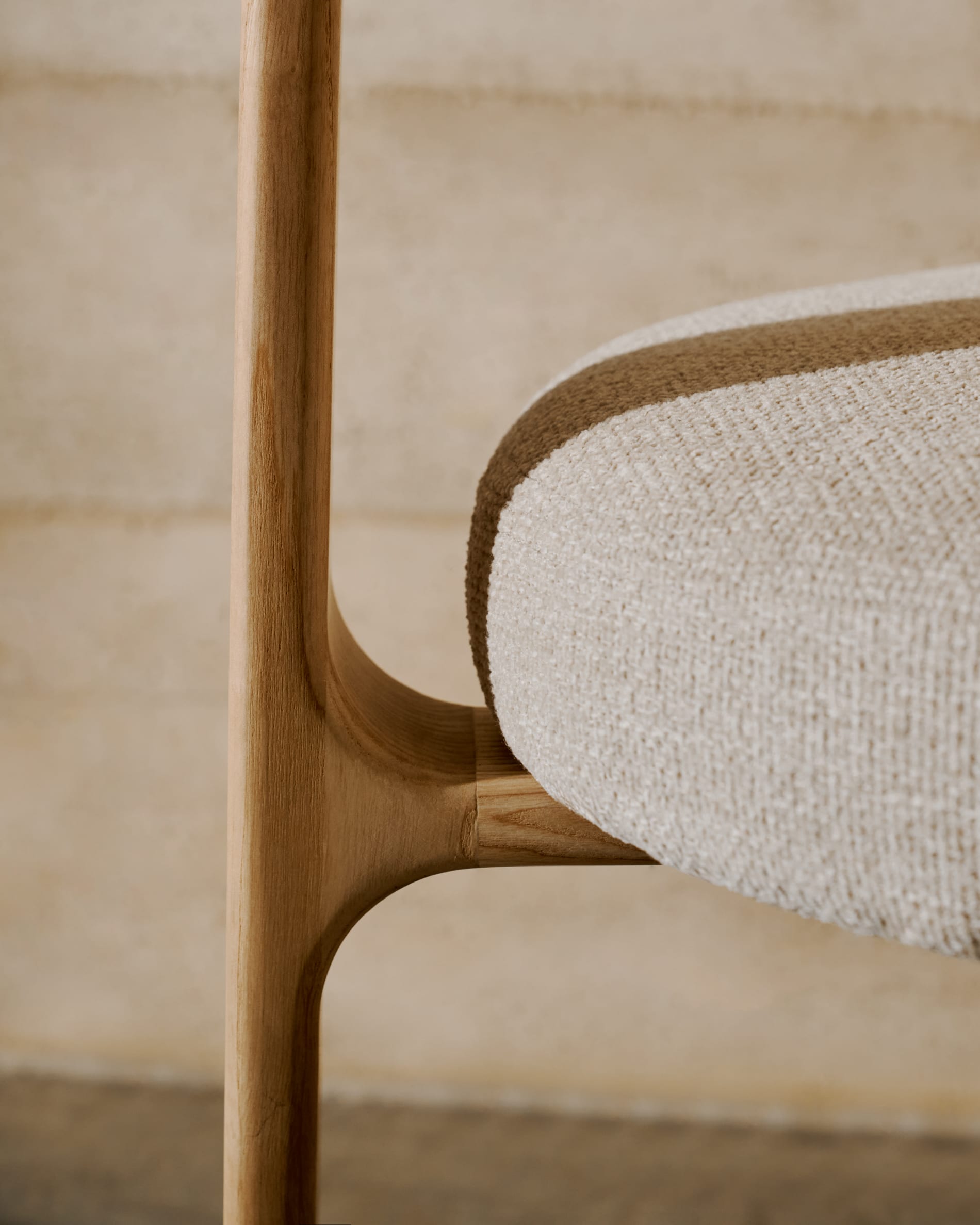 Moderner Stuhl aus beigem Chenille und FSC-zertifiziertem Eschenholz mit natürlichem Finish, perfekt für stilvolle Einrichtungen.