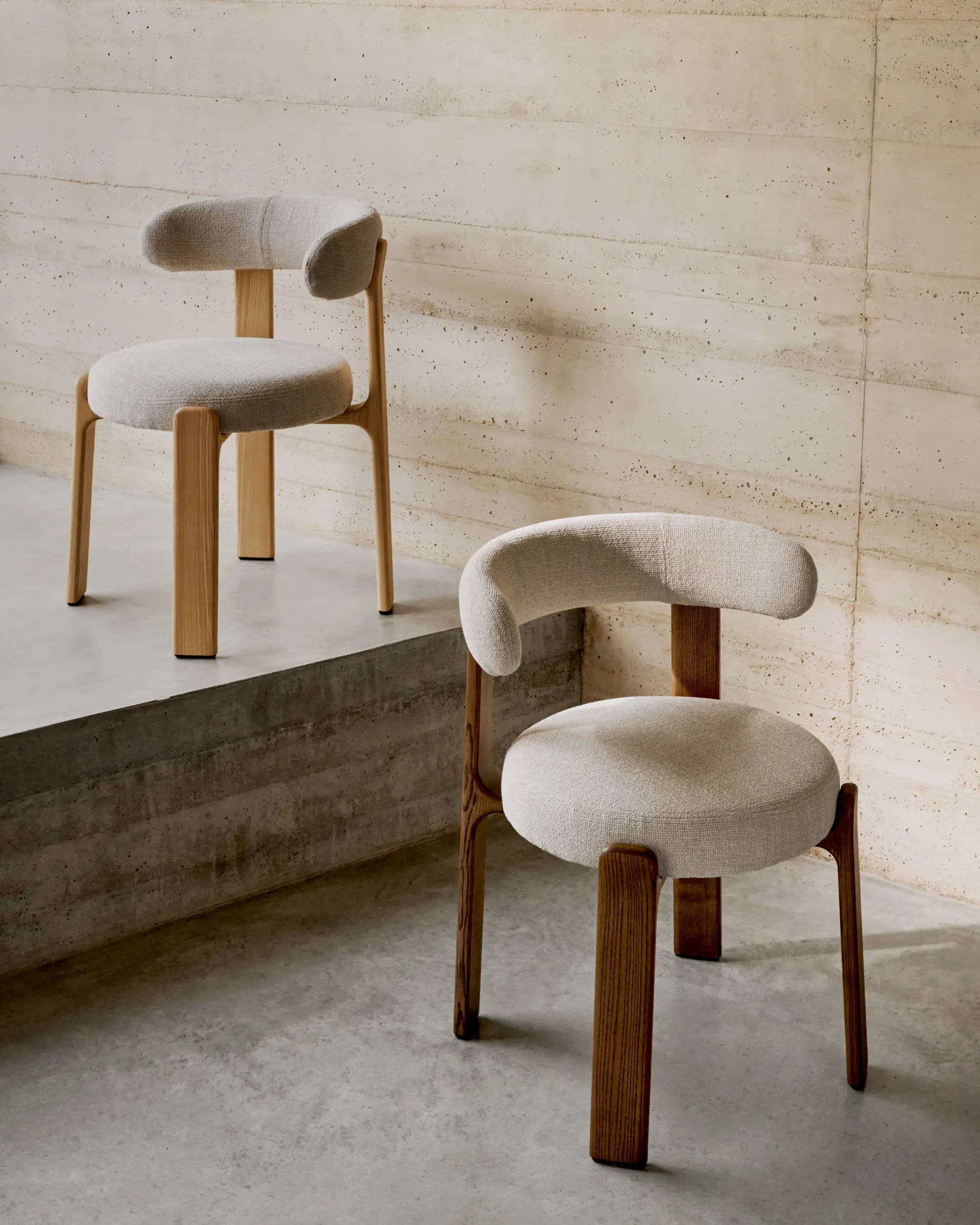Eleganter Stuhl aus beigem Chenille und FSC-zertifiziertem Eschenholz mit natürlichem Finish, ideal für moderne Wohnräume.
