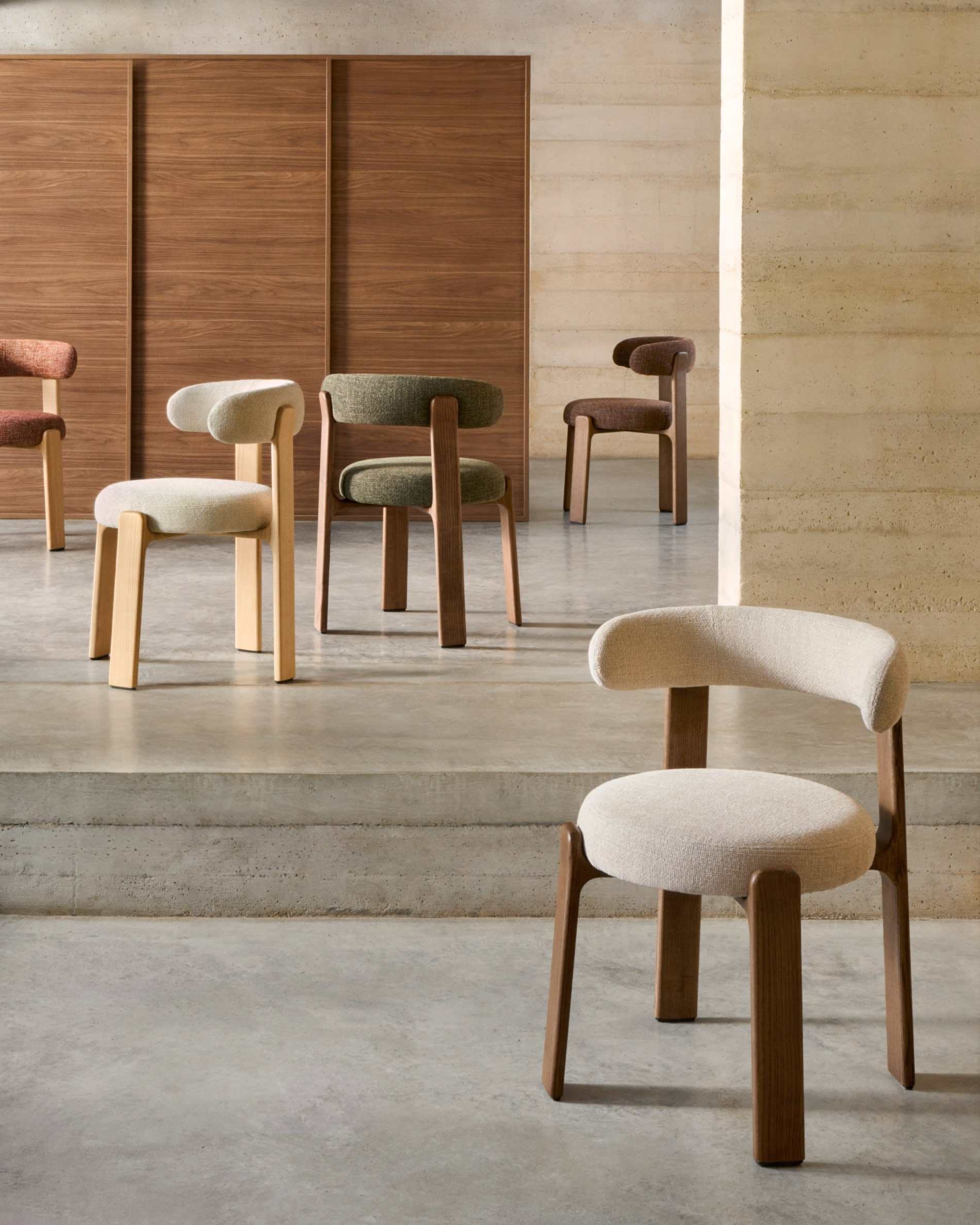 Moderner Stuhl aus beigem Chenille und FSC-zertifiziertem Eschenholz mit natürlichem Finish, perfekt für stilvolle Einrichtungen.
