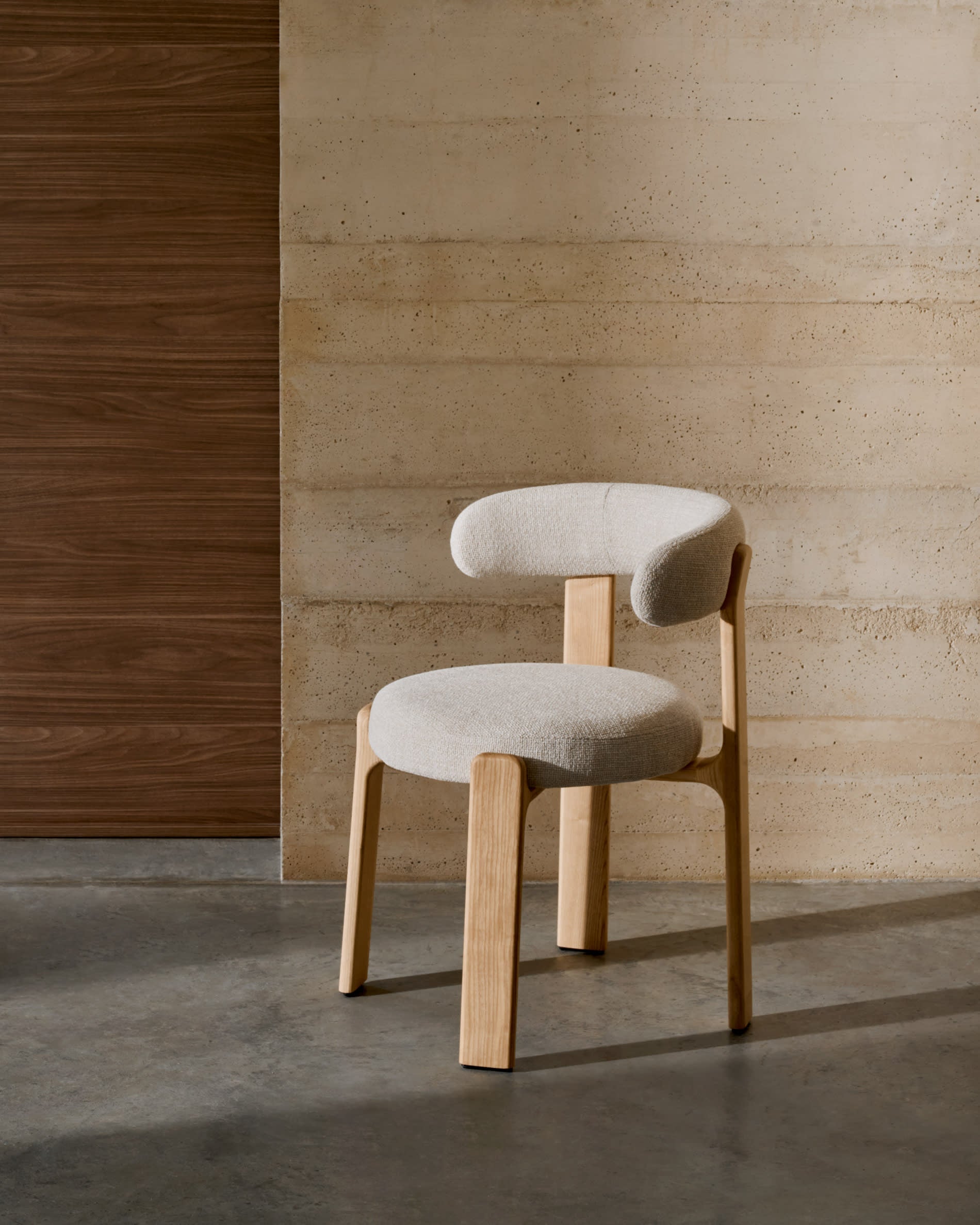 Eleganter Stuhl aus beigem Chenille und FSC-zertifiziertem Eschenholz mit natürlichem Finish, ideal für moderne Wohnräume.
