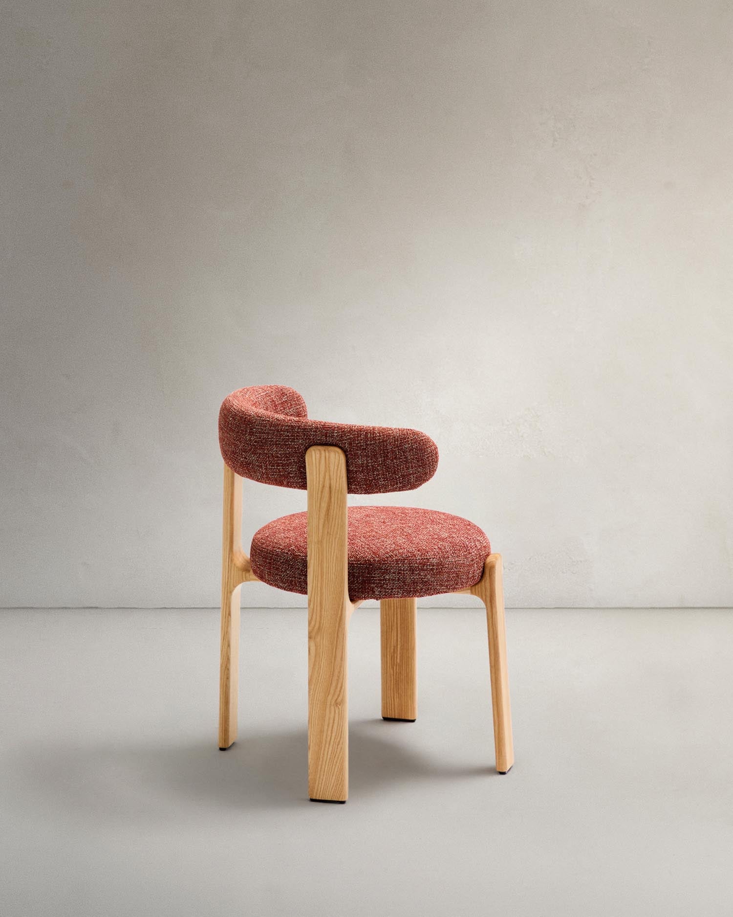 Eleganter Stuhl mit terrakottafarbener Chenille-Polsterung, stabilem Eschenholzrahmen in natürlichem Finish, nachhaltig und FSC-zertifiziert.