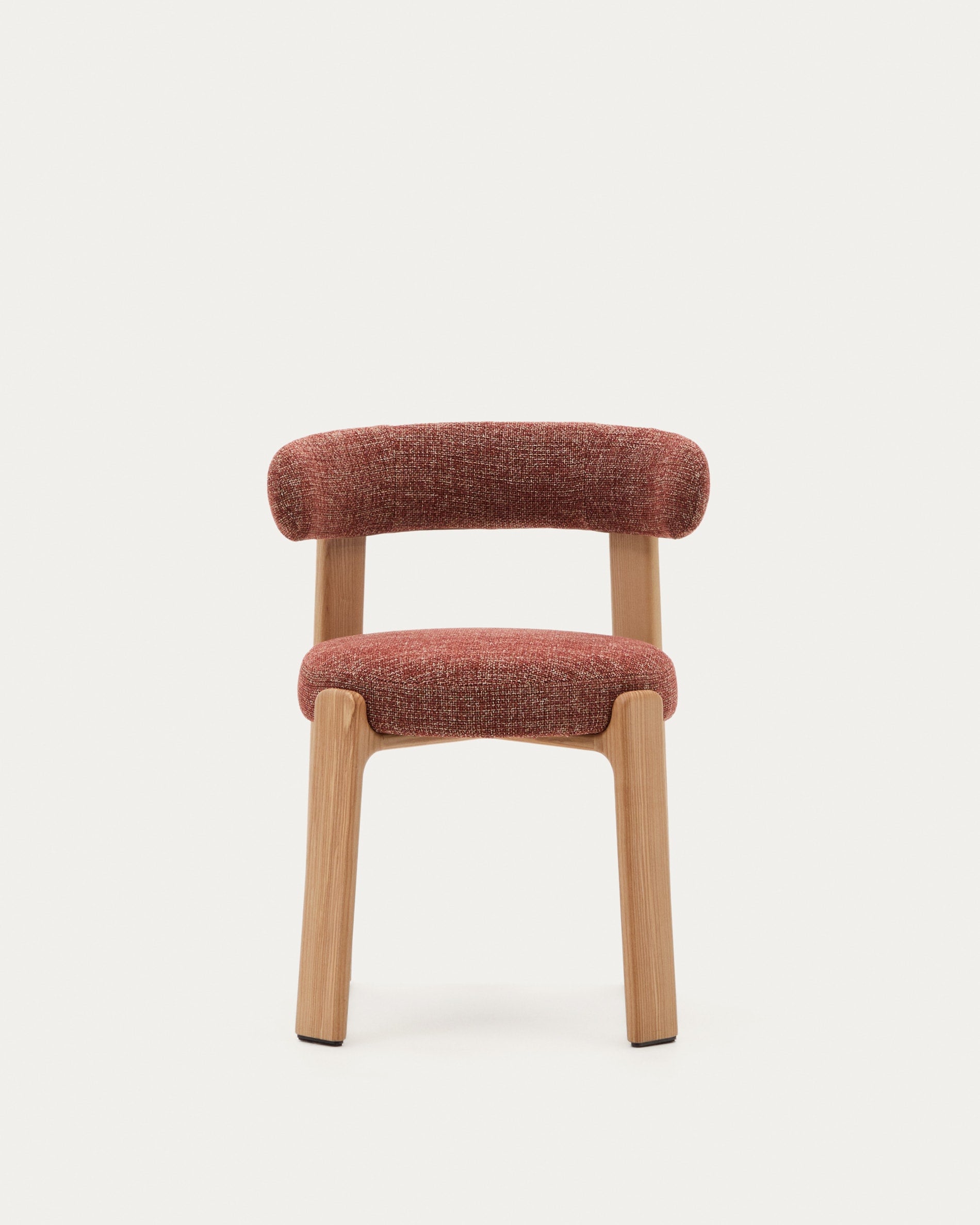Moderner Stuhl mit terrakottafarbener Chenille, robustem Eschenholzrahmen im natürlichen Finish, nachhaltig und FSC-zertifiziert.