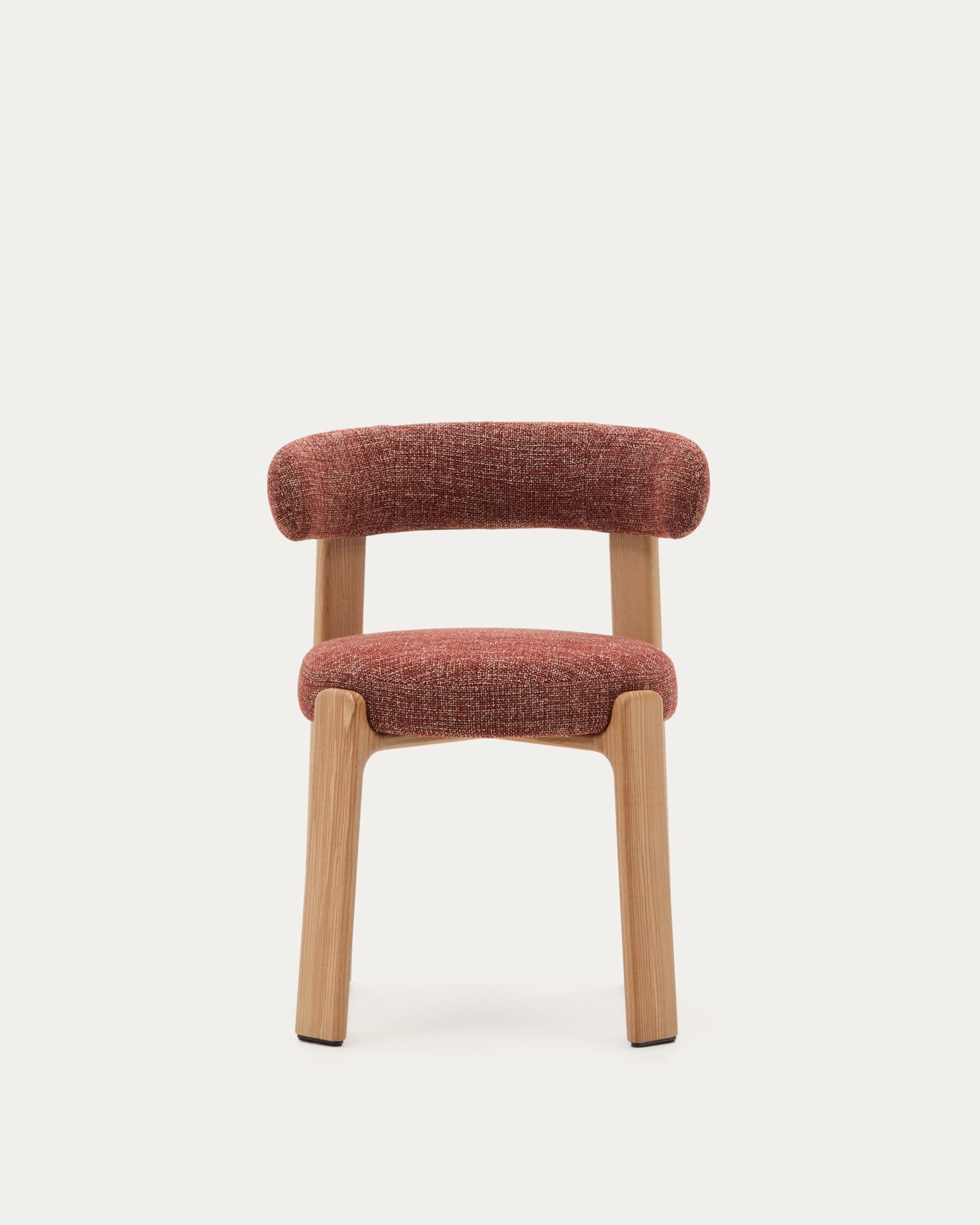 Moderner Stuhl mit terrakottafarbener Chenille, robustem Eschenholzrahmen im natürlichen Finish, nachhaltig und FSC-zertifiziert.
