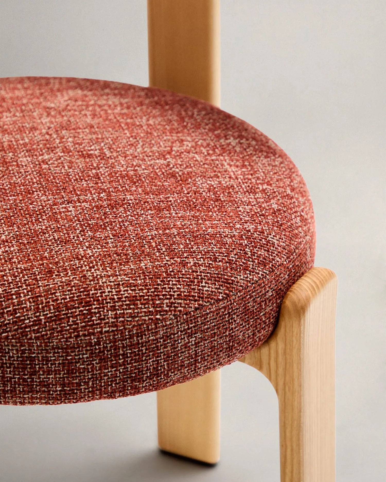 Eleganter Stuhl mit terrakottafarbener Chenille-Polsterung, stabilem Eschenholzgestell im Naturton, nachhaltig und FSC-zertifiziert.