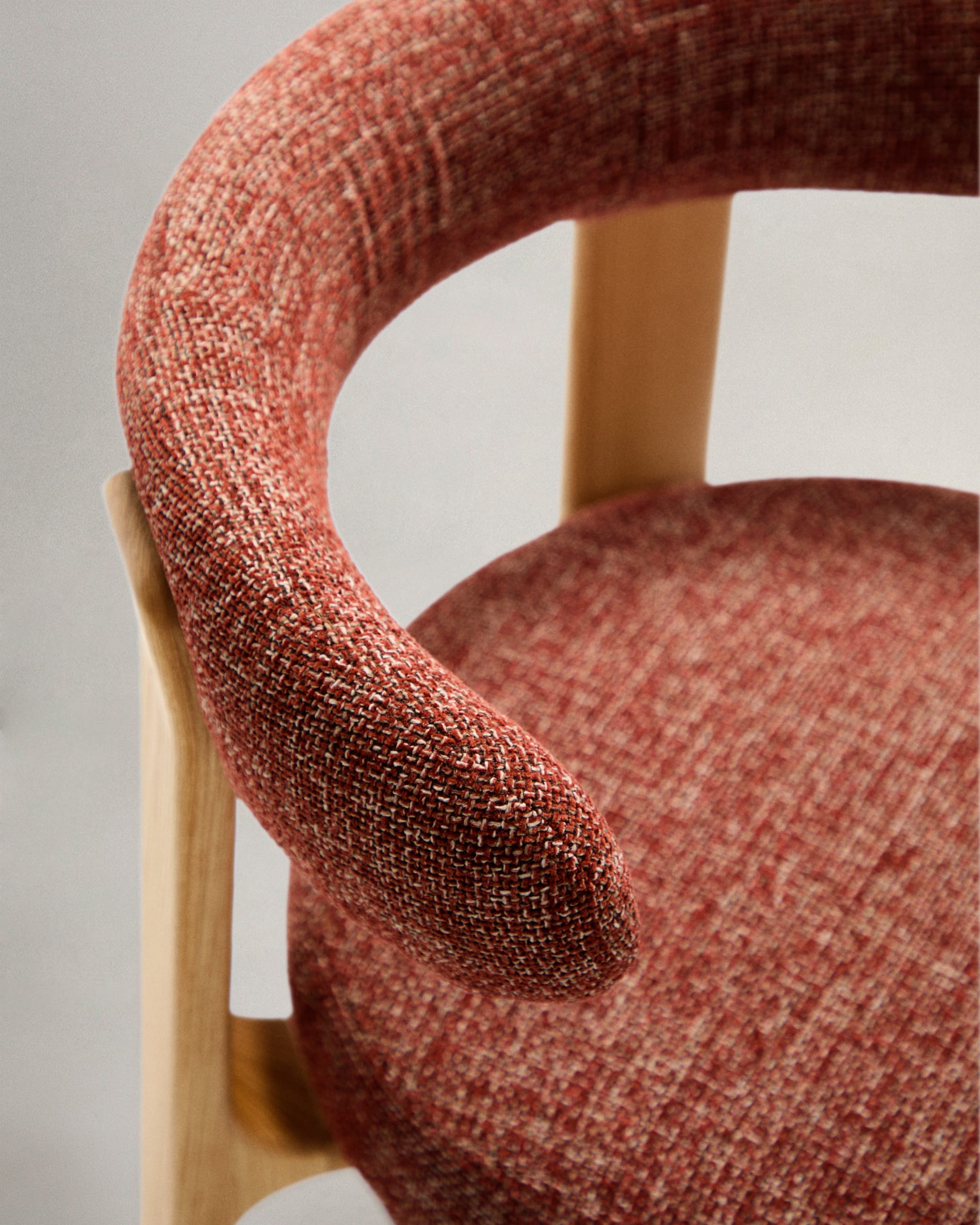 Eleganter Stuhl mit terrakottafarbener Chenille-Polsterung, stabilem Eschenholzgestell im Naturton, nachhaltig und FSC-zertifiziert.