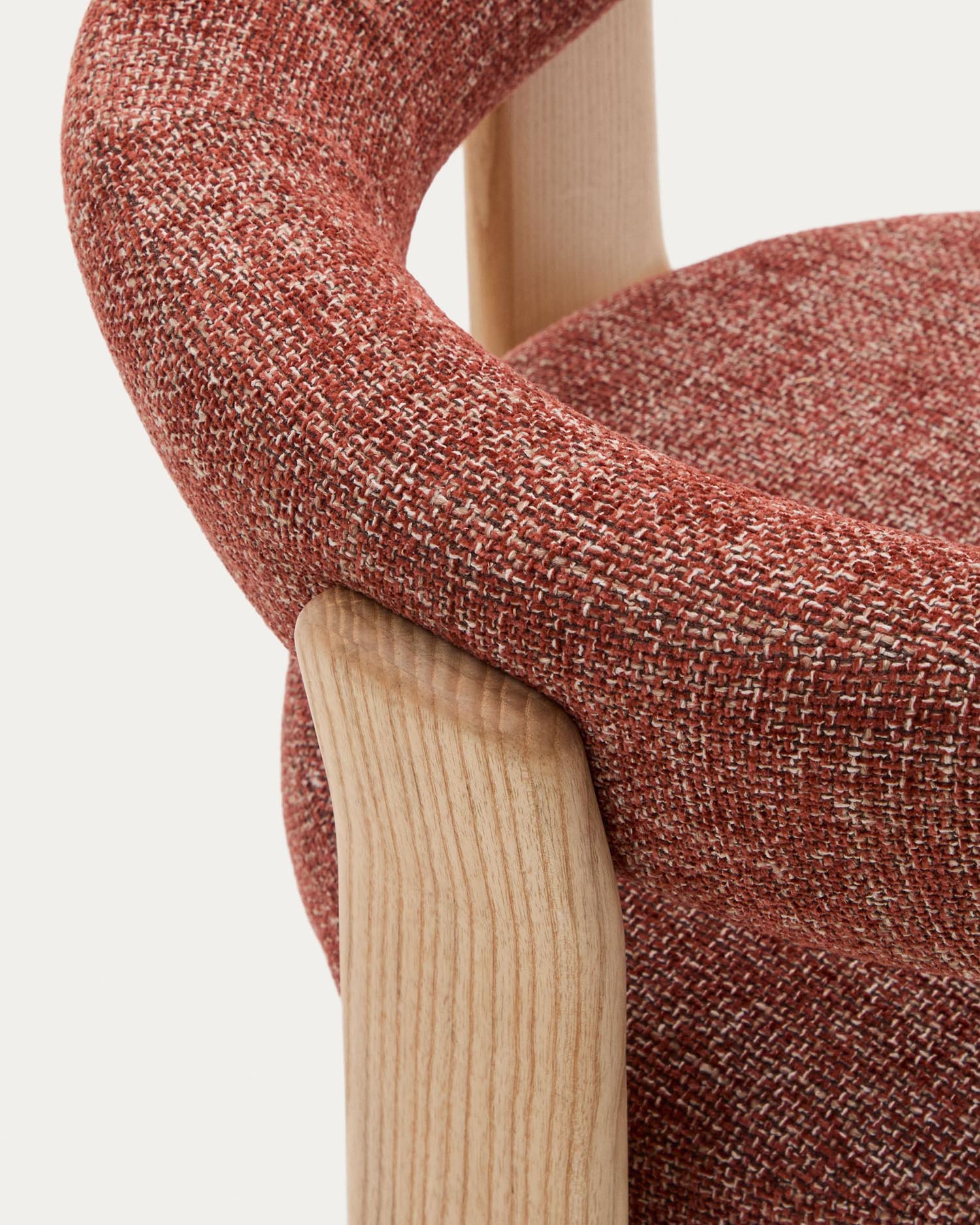 Stilvoller Stuhl mit terrakottafarbener Chenille, robustem Eschenholzrahmen und natürlichem Finish, FSC-zertifiziert für Nachhaltigkeit.