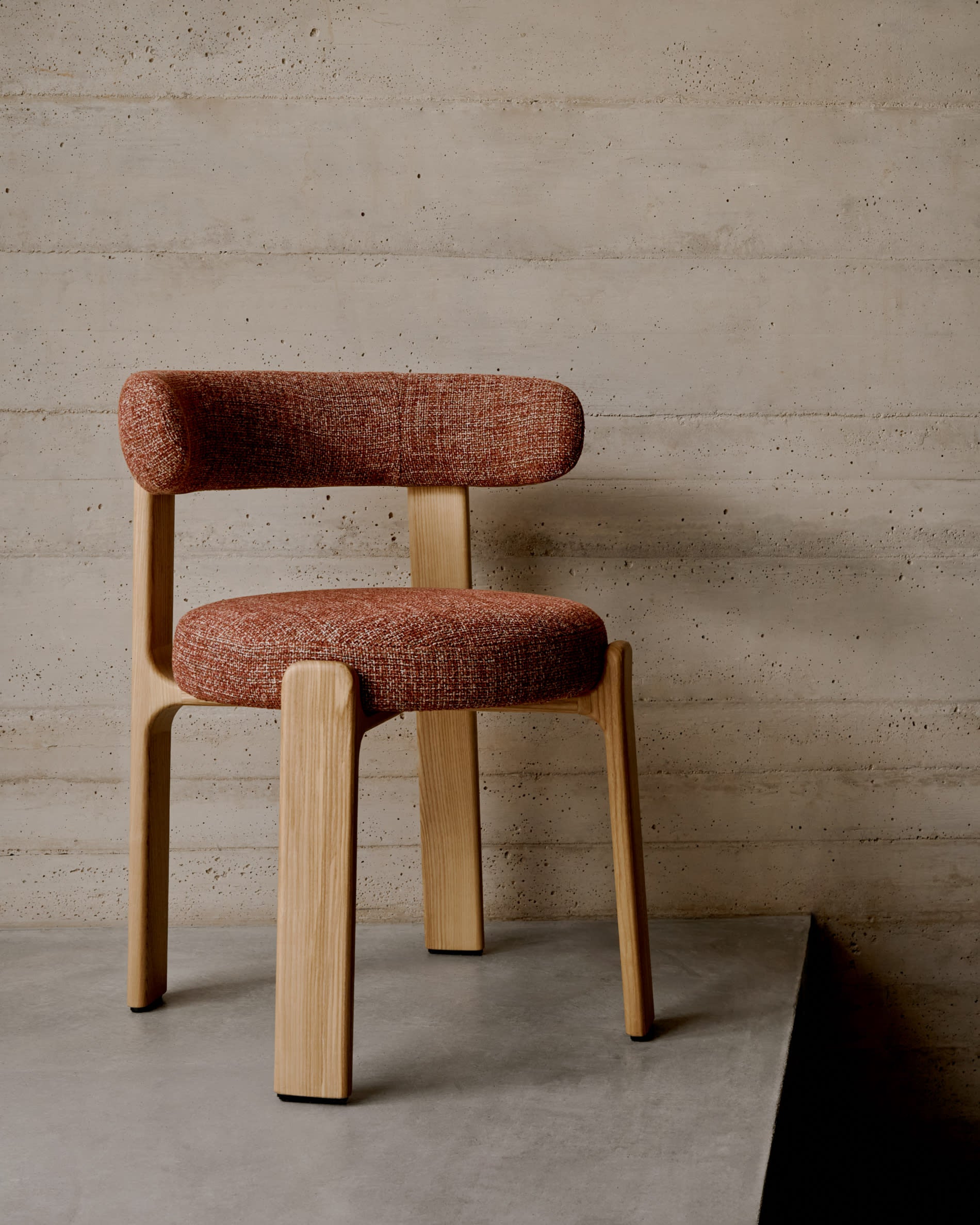 Eleganter Stuhl mit terrakottafarbener Chenille-Polsterung, massivem Eschenholzrahmen und natürlichem Finish, FSC-zertifiziert und nachhaltig.