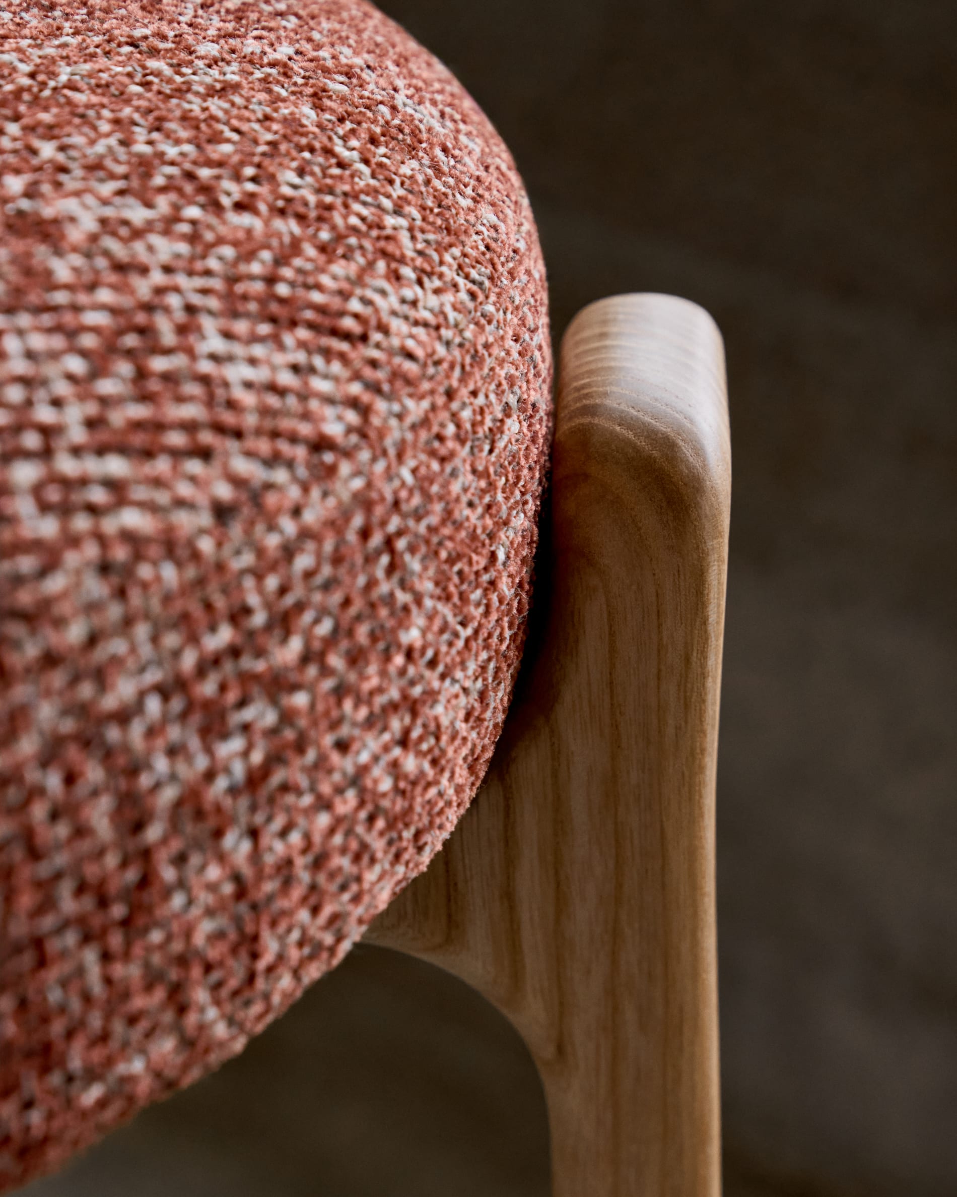 Stilvoller Stuhl mit terrakottafarbener Chenille, robustem Eschenholzrahmen im natürlichen Finish, FSC-zertifiziert und umweltfreundlich.