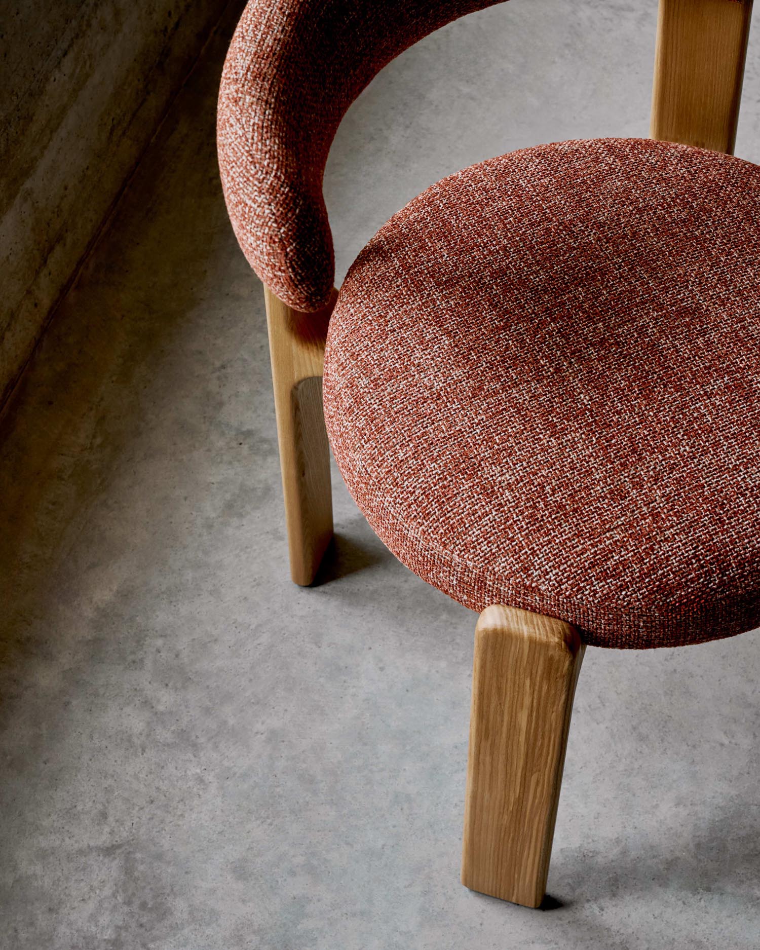 Eleganter Stuhl mit terrakottafarbener Chenille-Polsterung, massivem Eschenholzrahmen im natürlichen Finish, FSC-zertifiziert und nachhaltig.