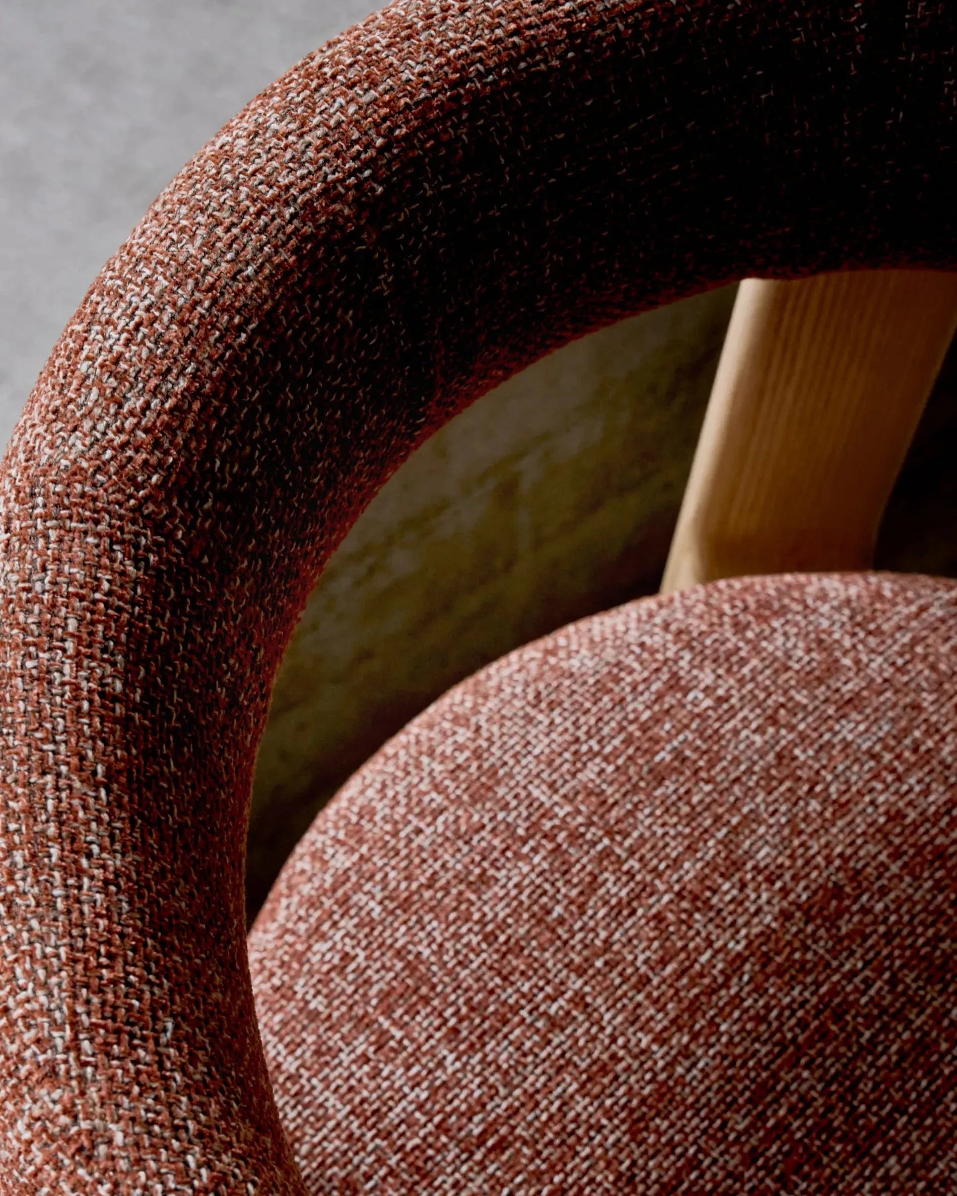 Eleganter Stuhl mit terrakottafarbener Chenille-Polsterung, stabilem Eschenholzgestell in natürlichem Finish, FSC-zertifiziert und nachhaltig.