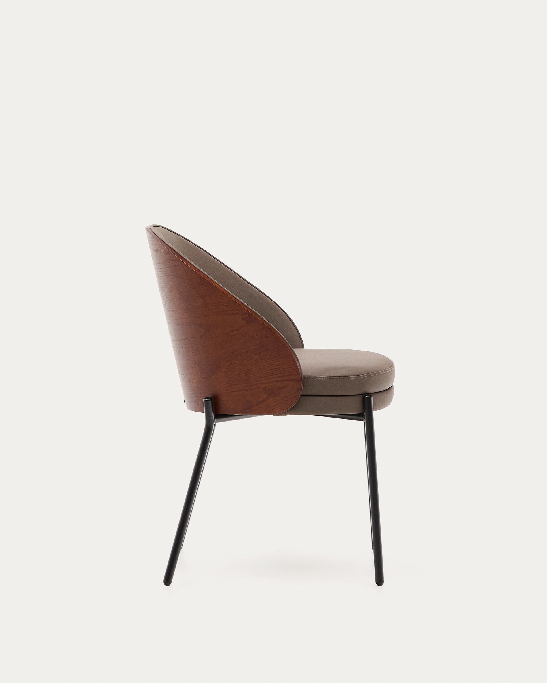 Eleganter Eamy Stuhl mit braunem Kunstleder, Nussbaum-Eschenfurnier und schwarzem Metallgestell, ideal für moderne Wohnräume.