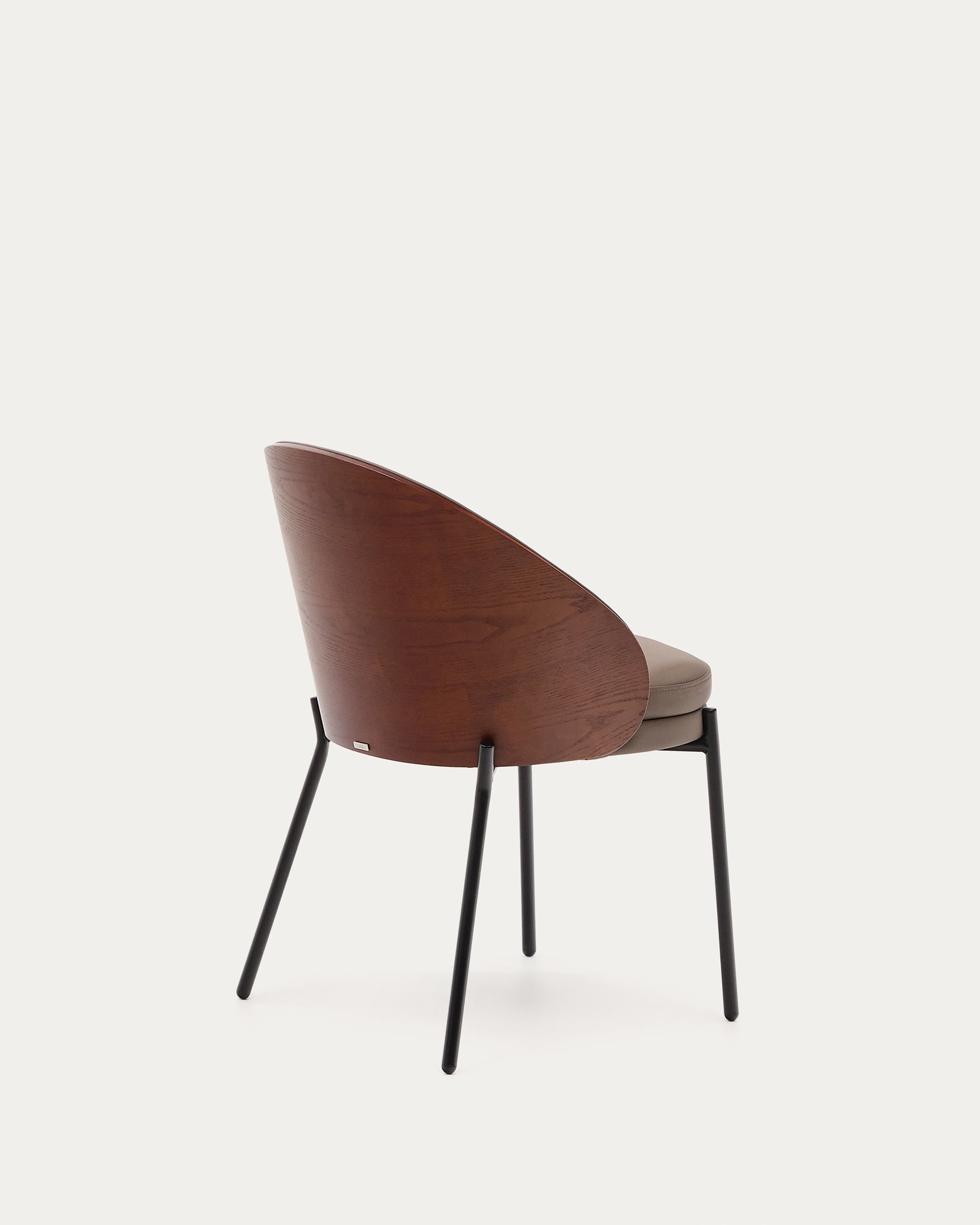 Eleganter Eamy Stuhl mit braunem Kunstleder, Nussbaum-Eschenfurnier und schwarzem Metall, ideal für moderne Wohnräume.
