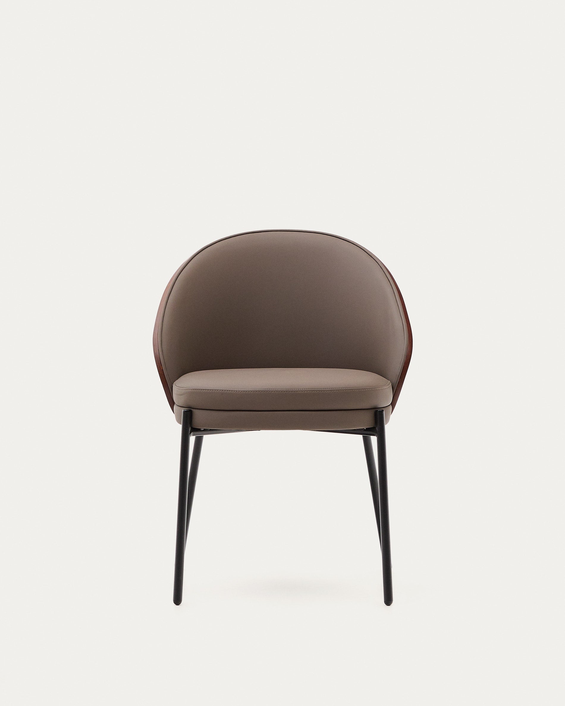 Eleganter Eamy Stuhl mit braunem Kunstleder, Nussbaum-Eschenfurnier und schwarzem Metall, ideal für moderne Wohnräume.