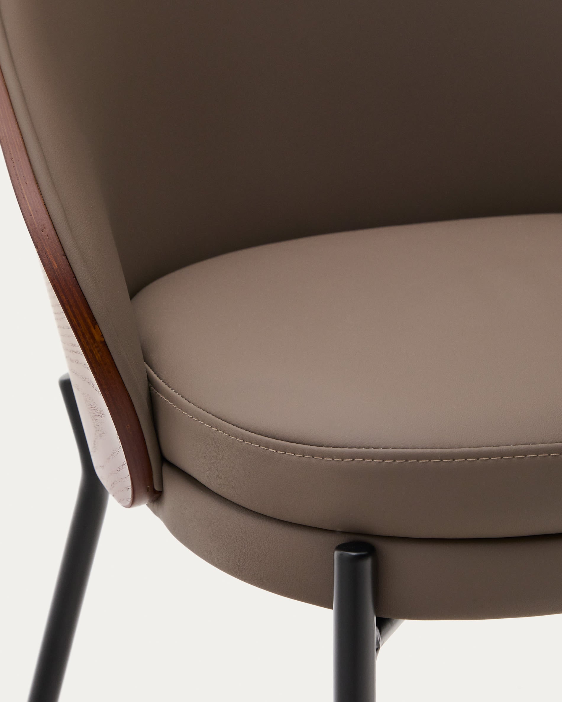 Eleganter Eamy Stuhl mit braunem Kunstleder, Nussbaum-Eschenfurnier und schwarzem Metall, ideal für moderne Wohnräume.